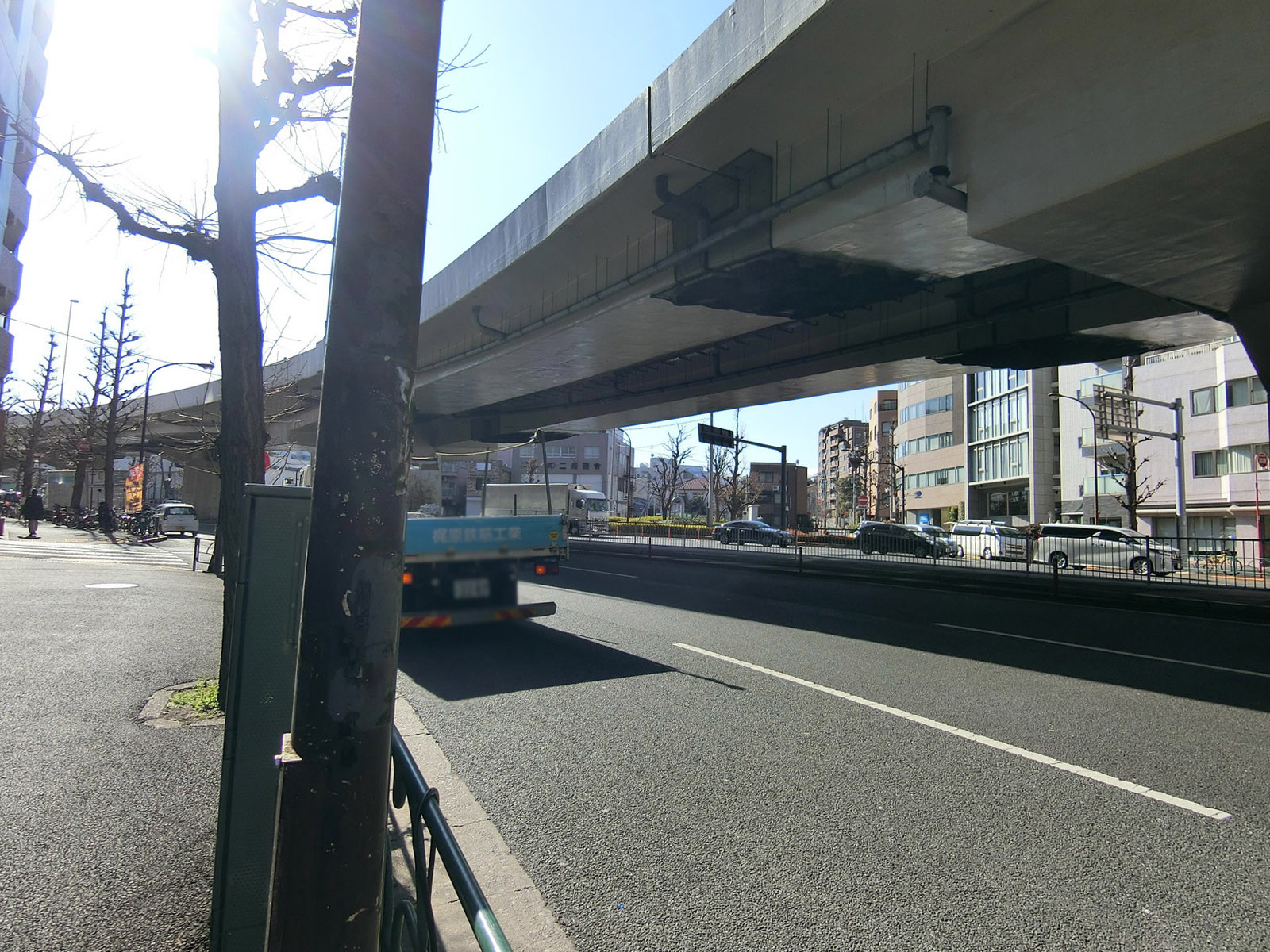 五反田テックワンビル前面の東京丸子横浜線