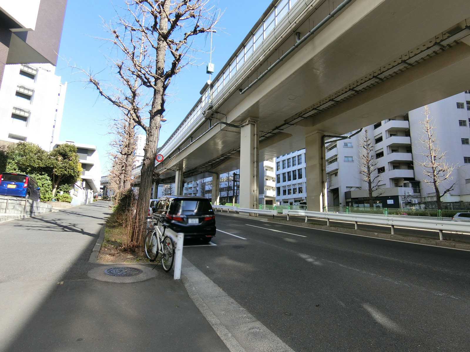 PLUS OnE前面の北品川四谷線