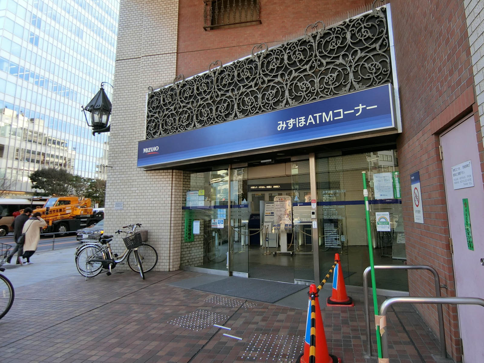 徒歩2分のみずほ銀行 青山支店