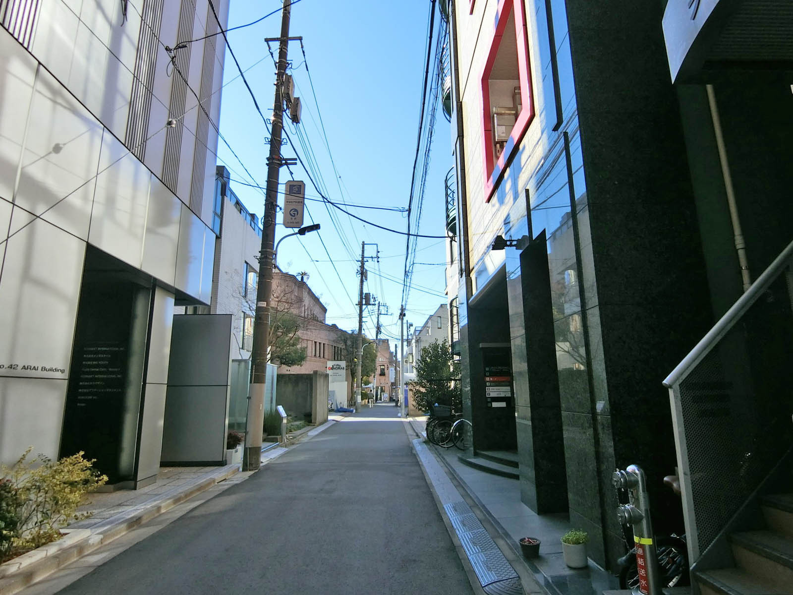 パンセビル前面の通り
