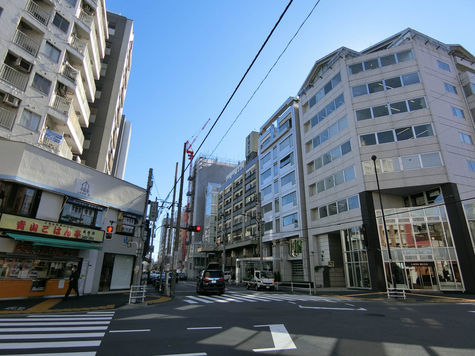 スリーエフ南青山ビルディング前面の通り