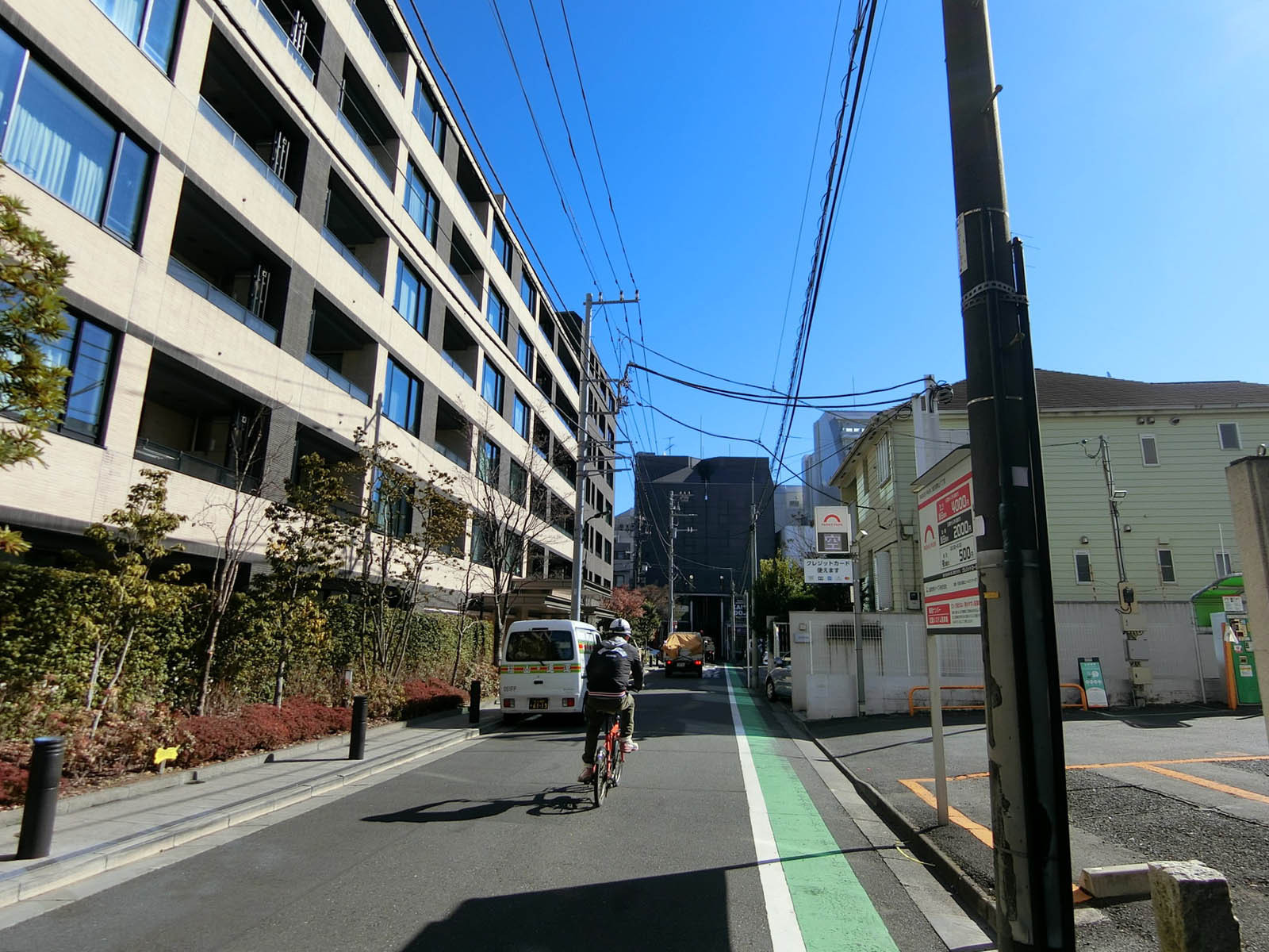 周辺はマンションが多く立ち並ぶエリア