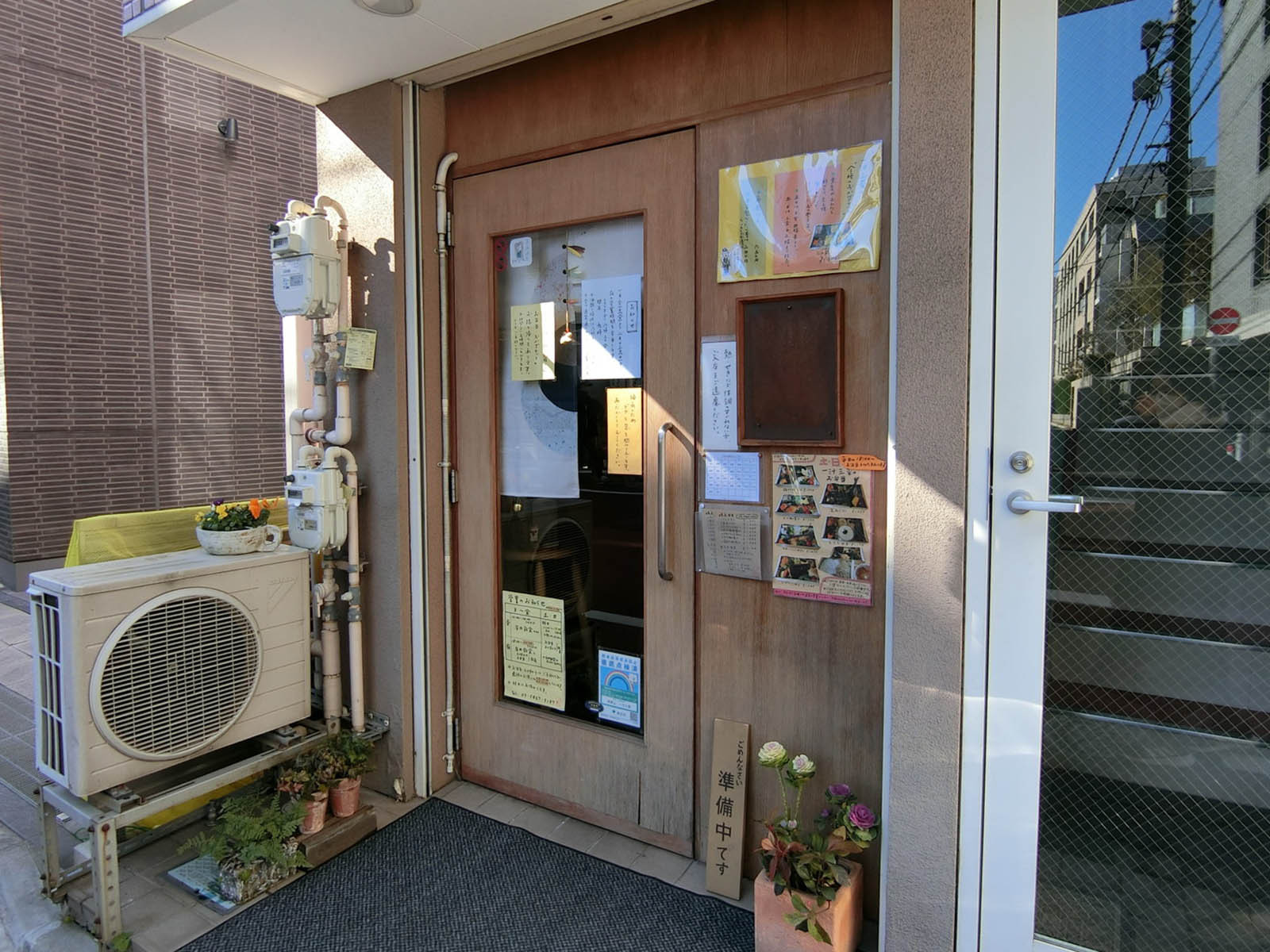 付近には飲食店もあり