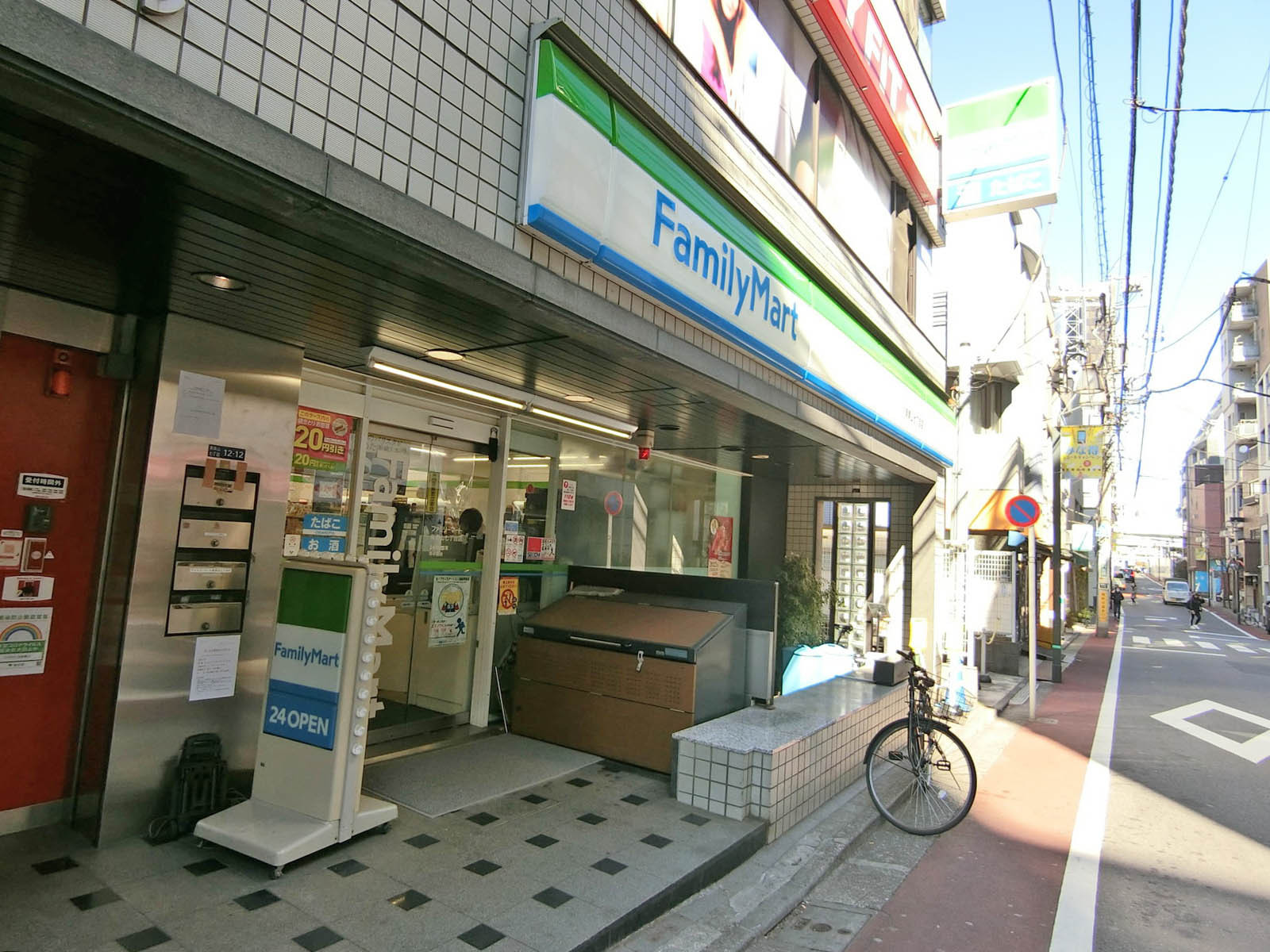徒歩1分のファミリーマート