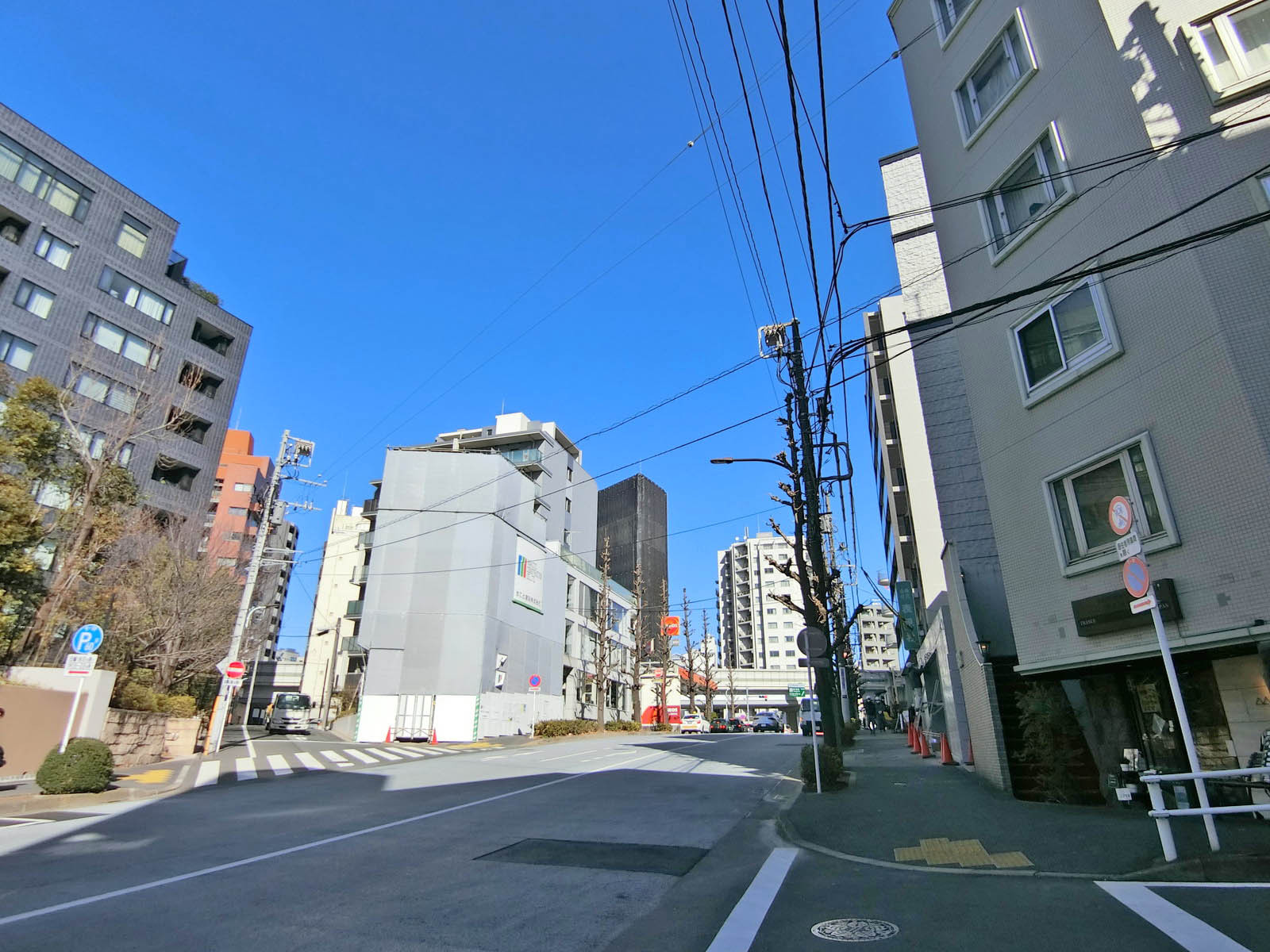 周辺はオフィスやマンションが立ち並ぶエリア