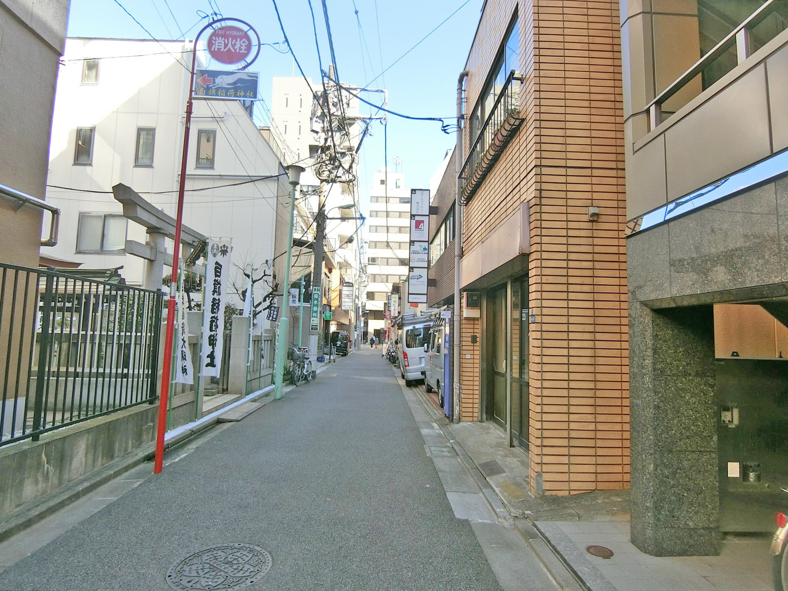 有隣ビル前面の通り