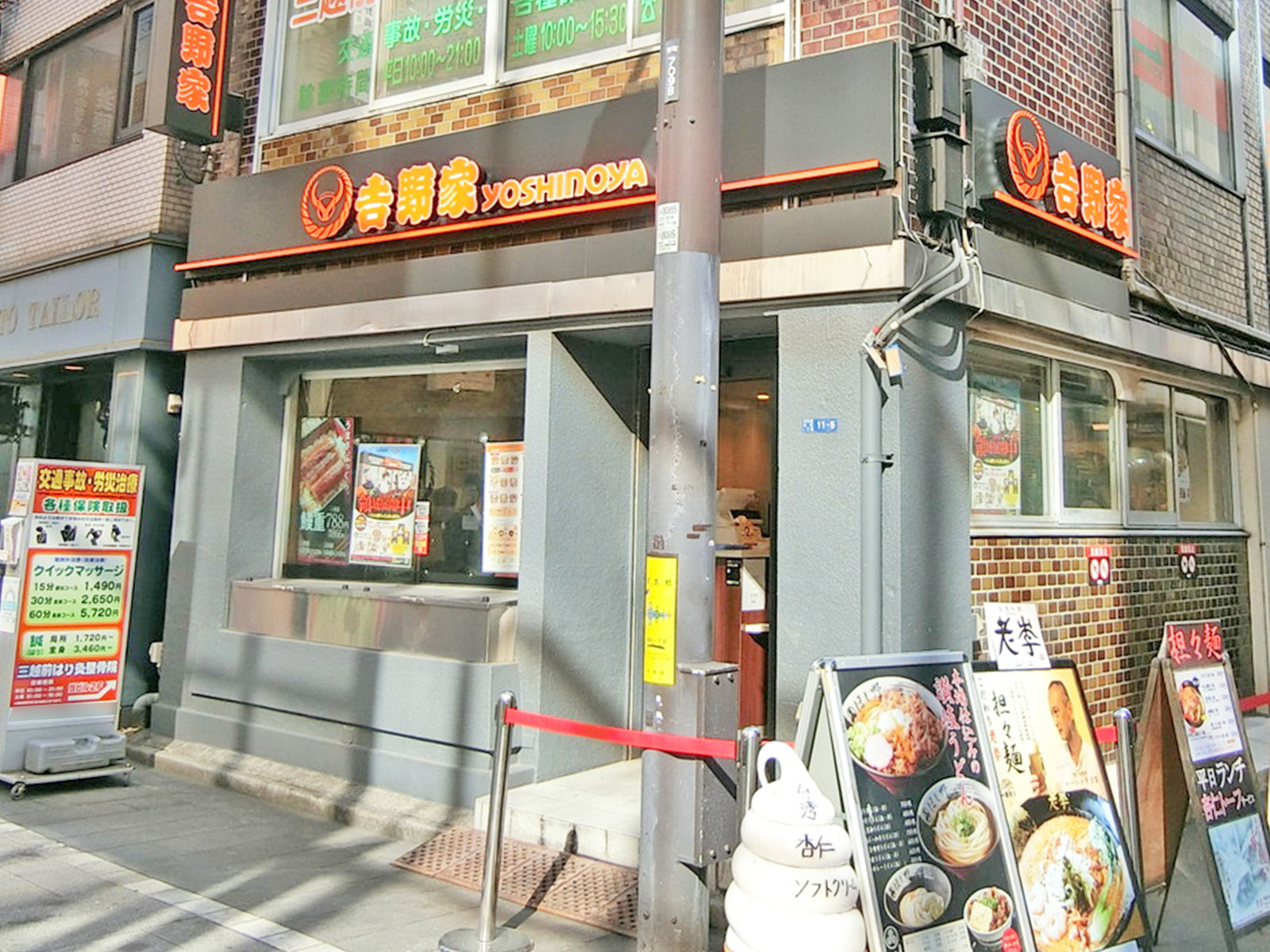 裏方にある吉野家 日本橋室町店