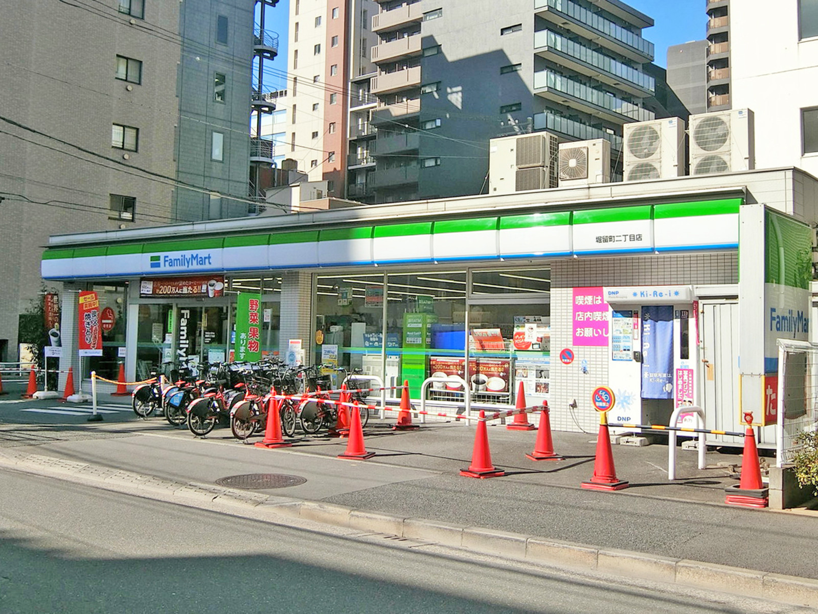徒歩2分のファミリーマート