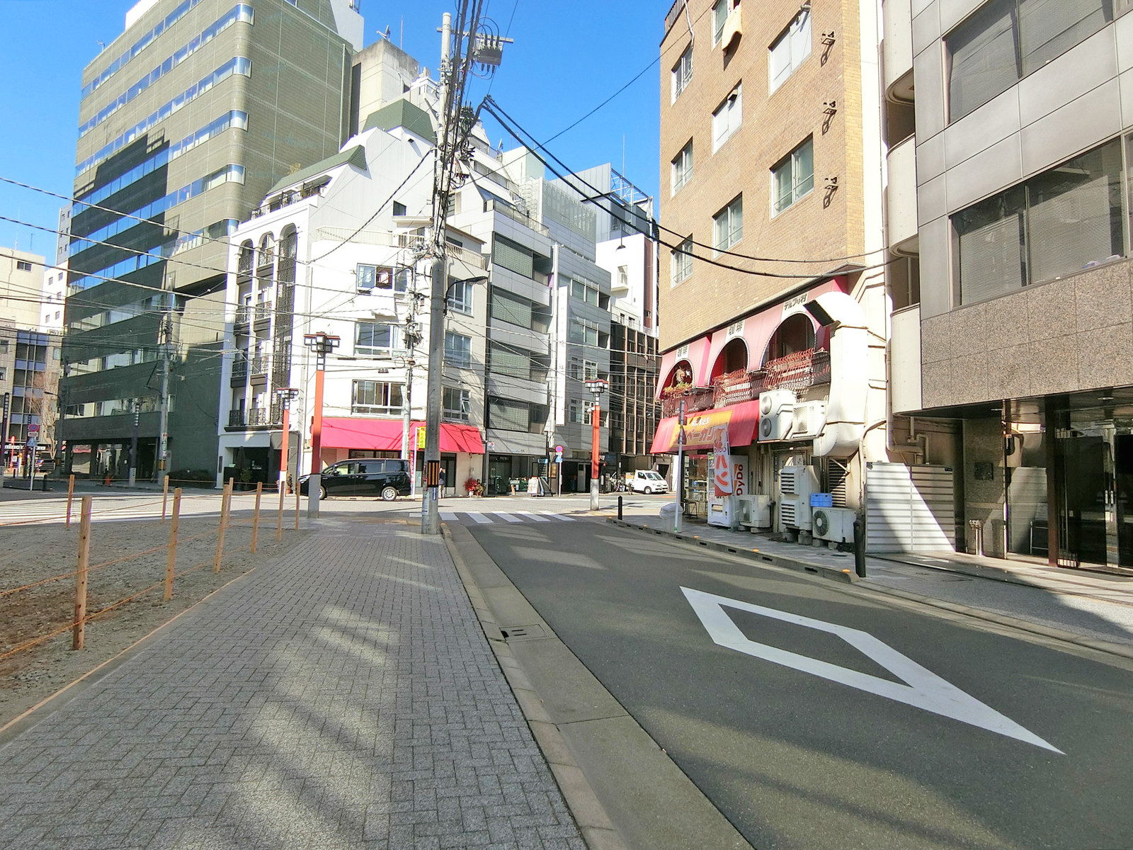アーツ東京前面の不動院通り