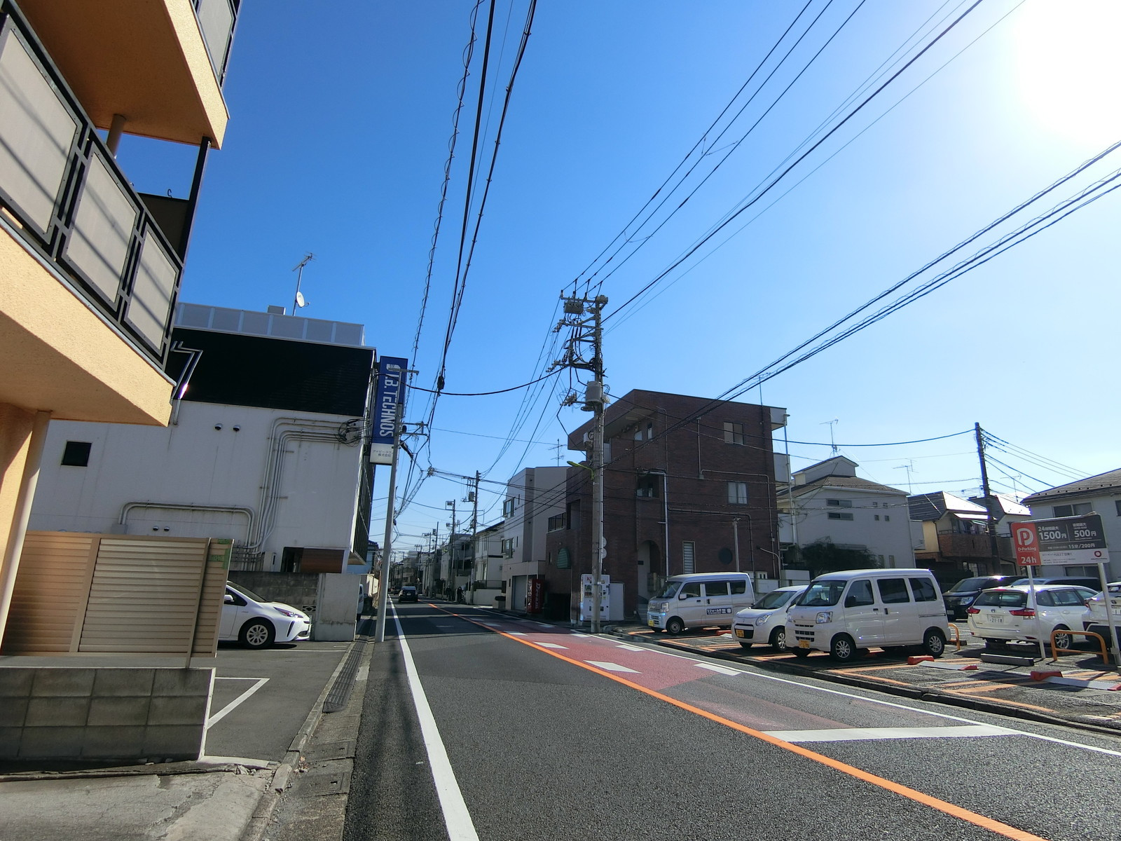 オフィスビル前面の通り