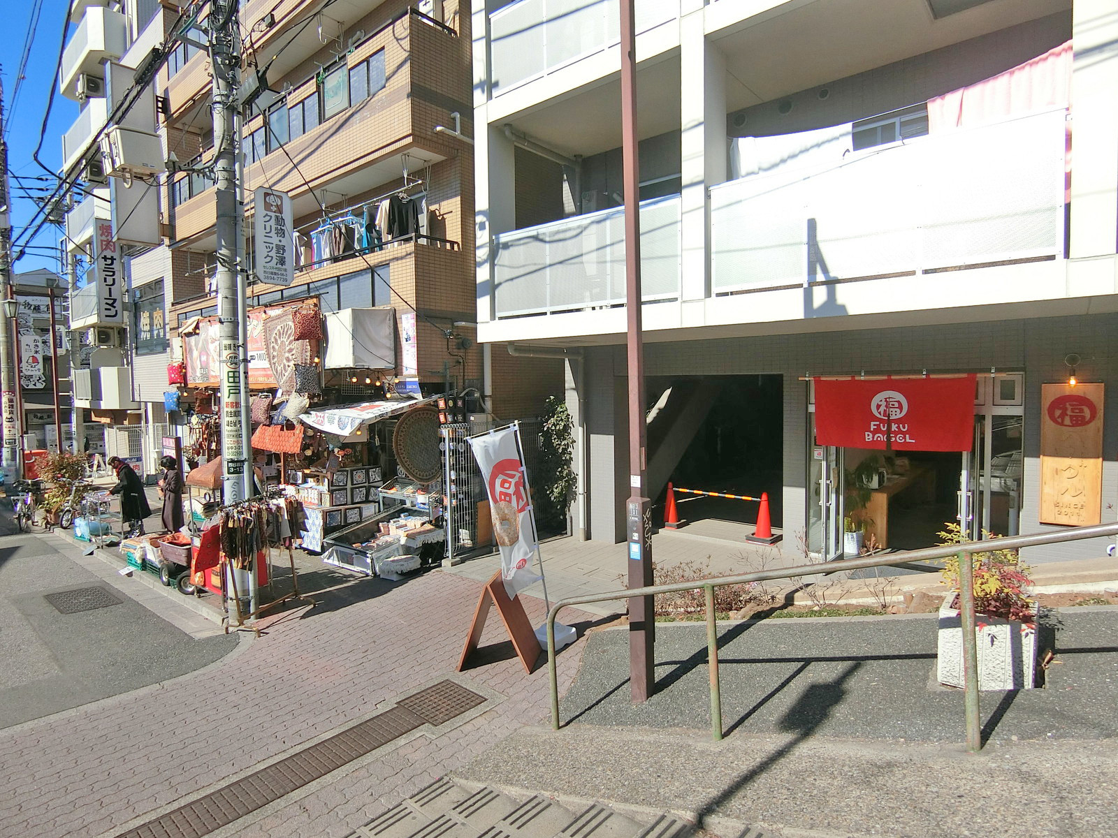 付近には飲食店が充実