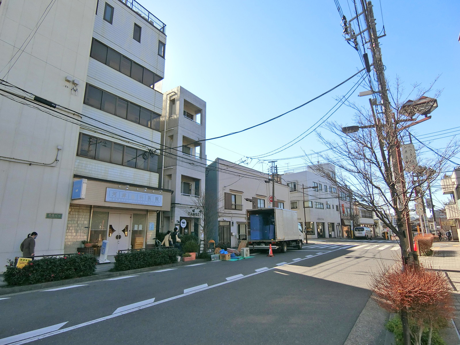周辺は店舗が多い賑やかなエリア