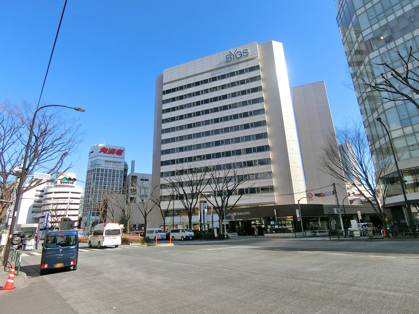 周辺はオフィスや店舗が多いエリア