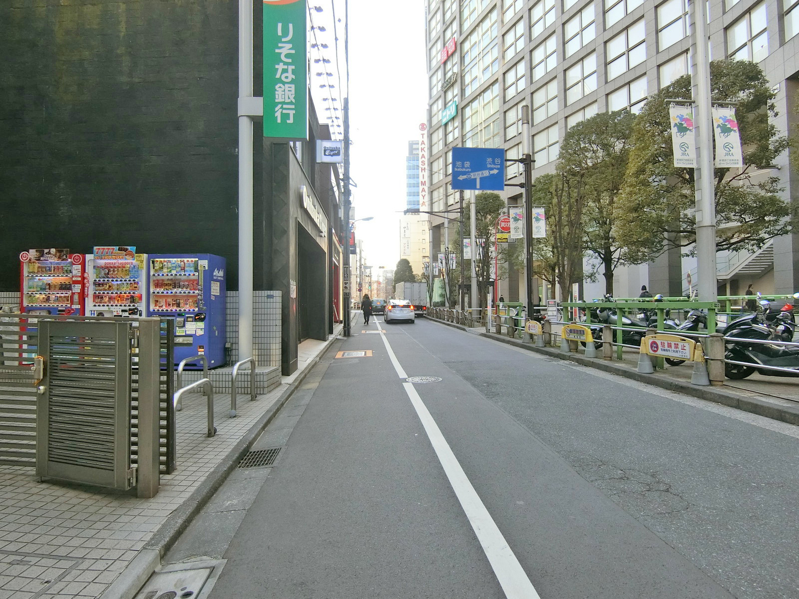 新宿南口ビル前面の通り