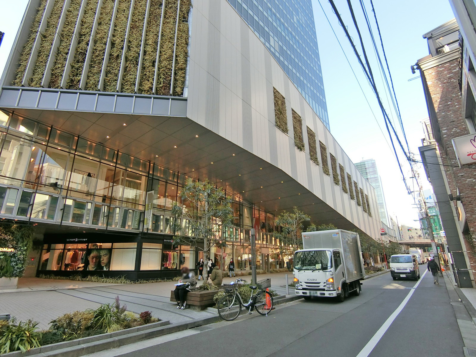 周辺は店舗が多い賑やかなエリア