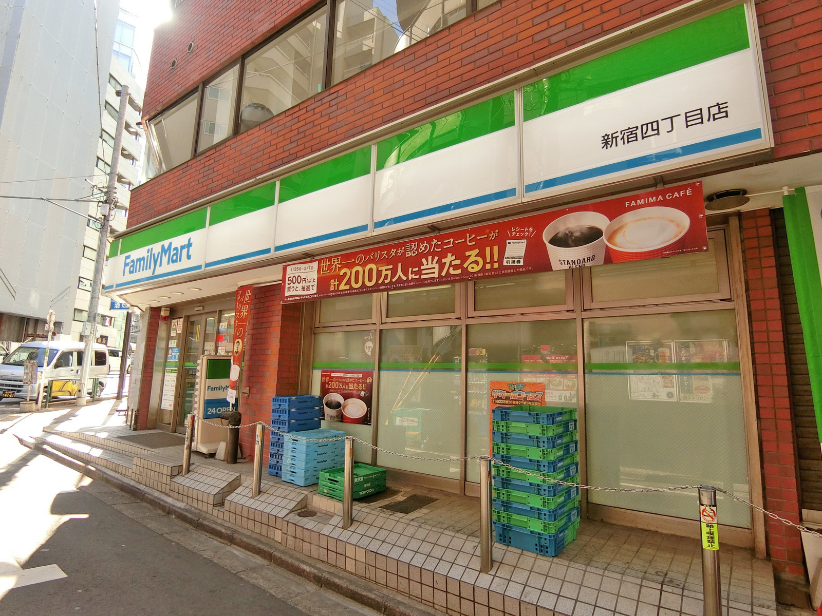 徒歩1分のファミリーマート新宿四丁目店