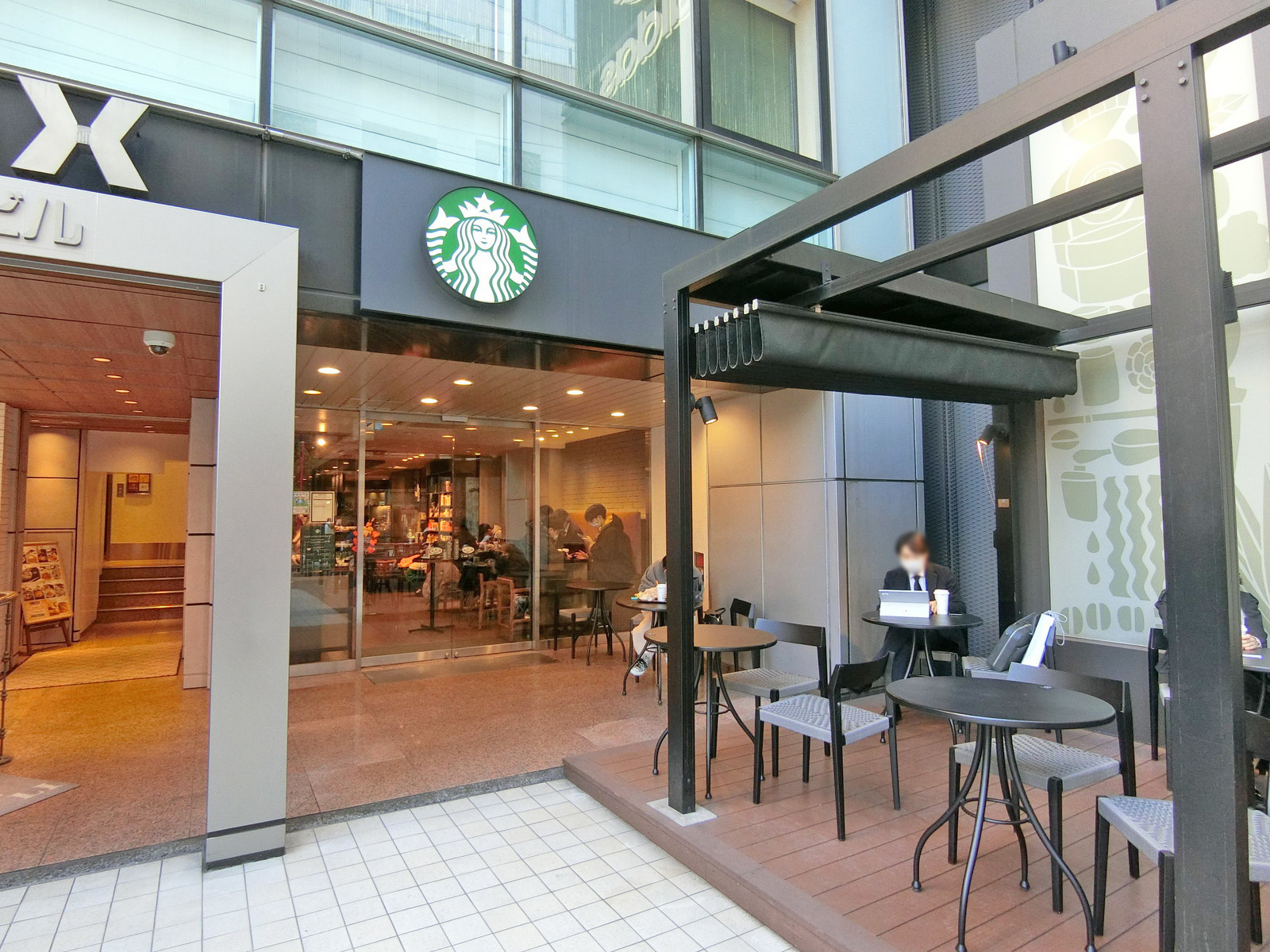 徒歩1分のスターバックス新宿新南口店