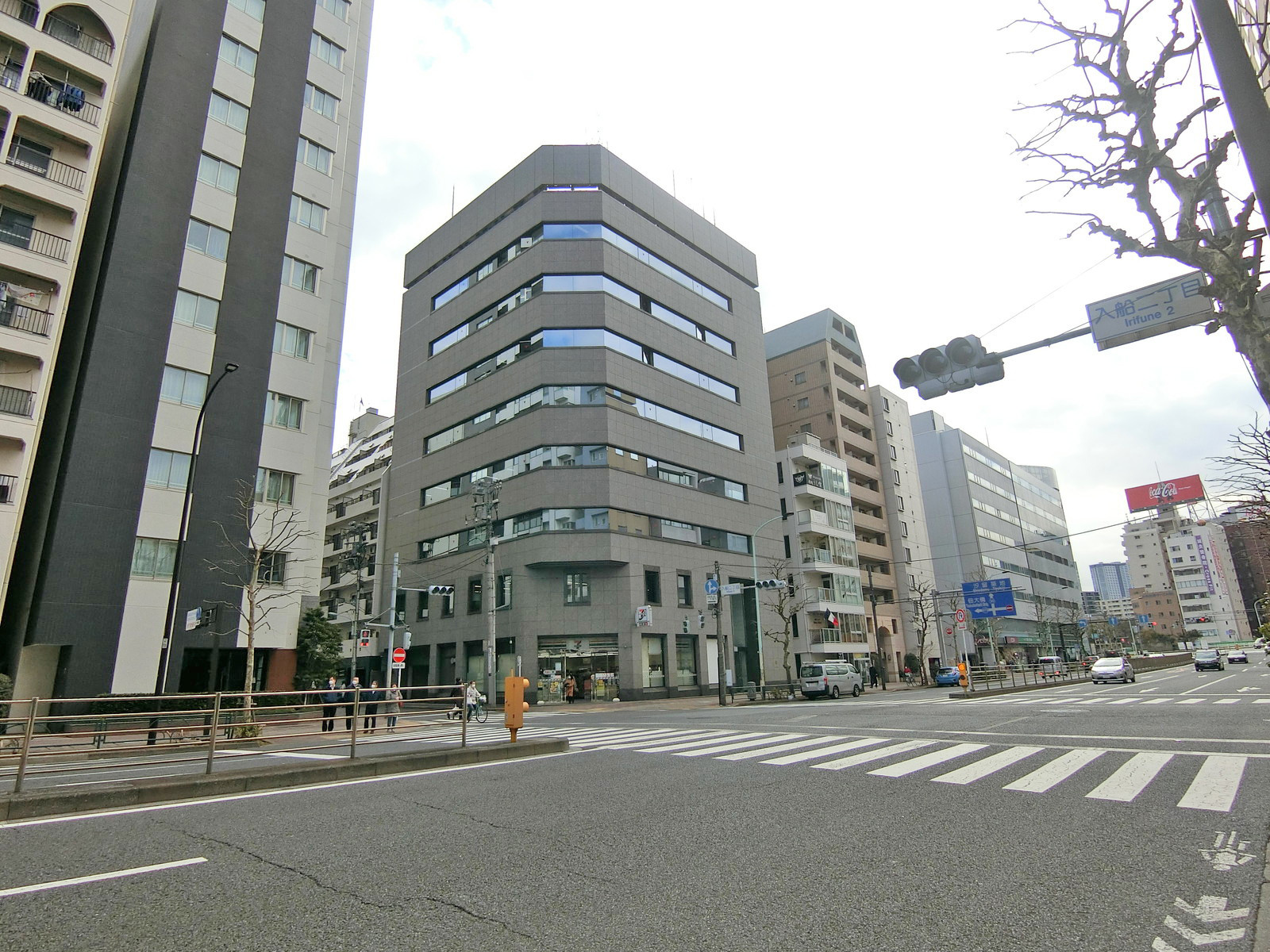 新大橋通り沿いに立地
