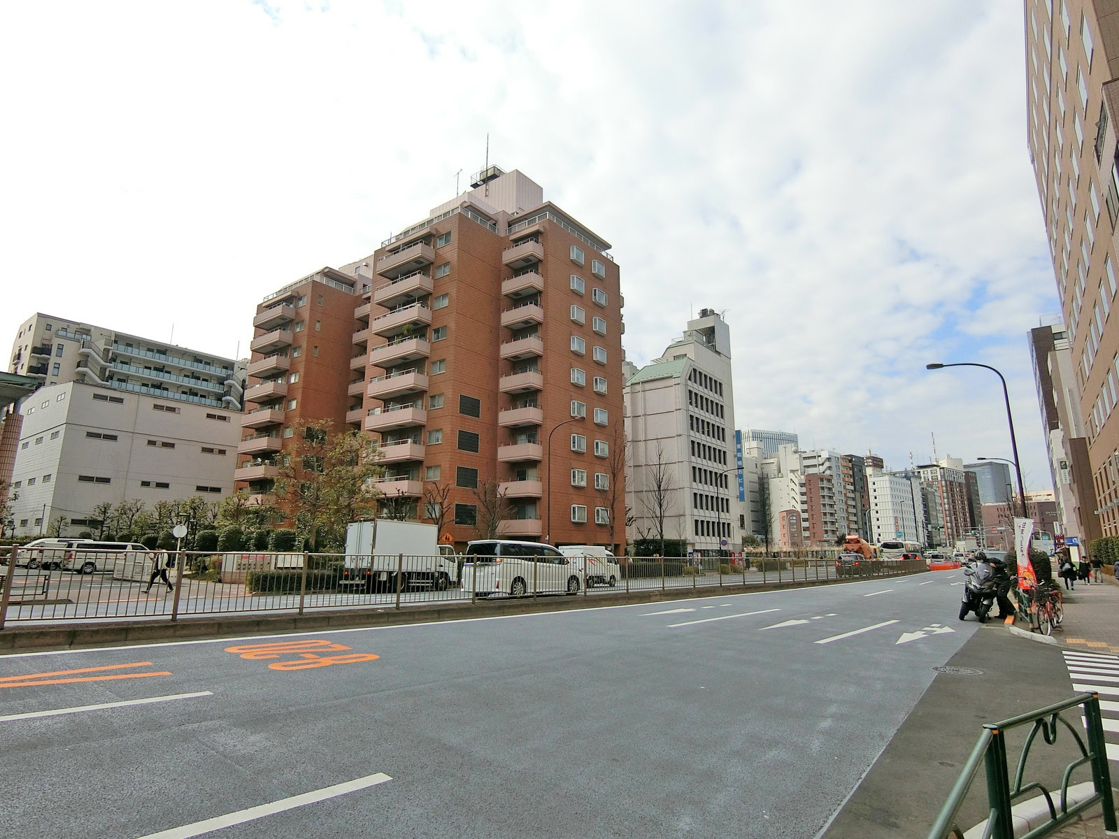 新富晴海線沿いに立地