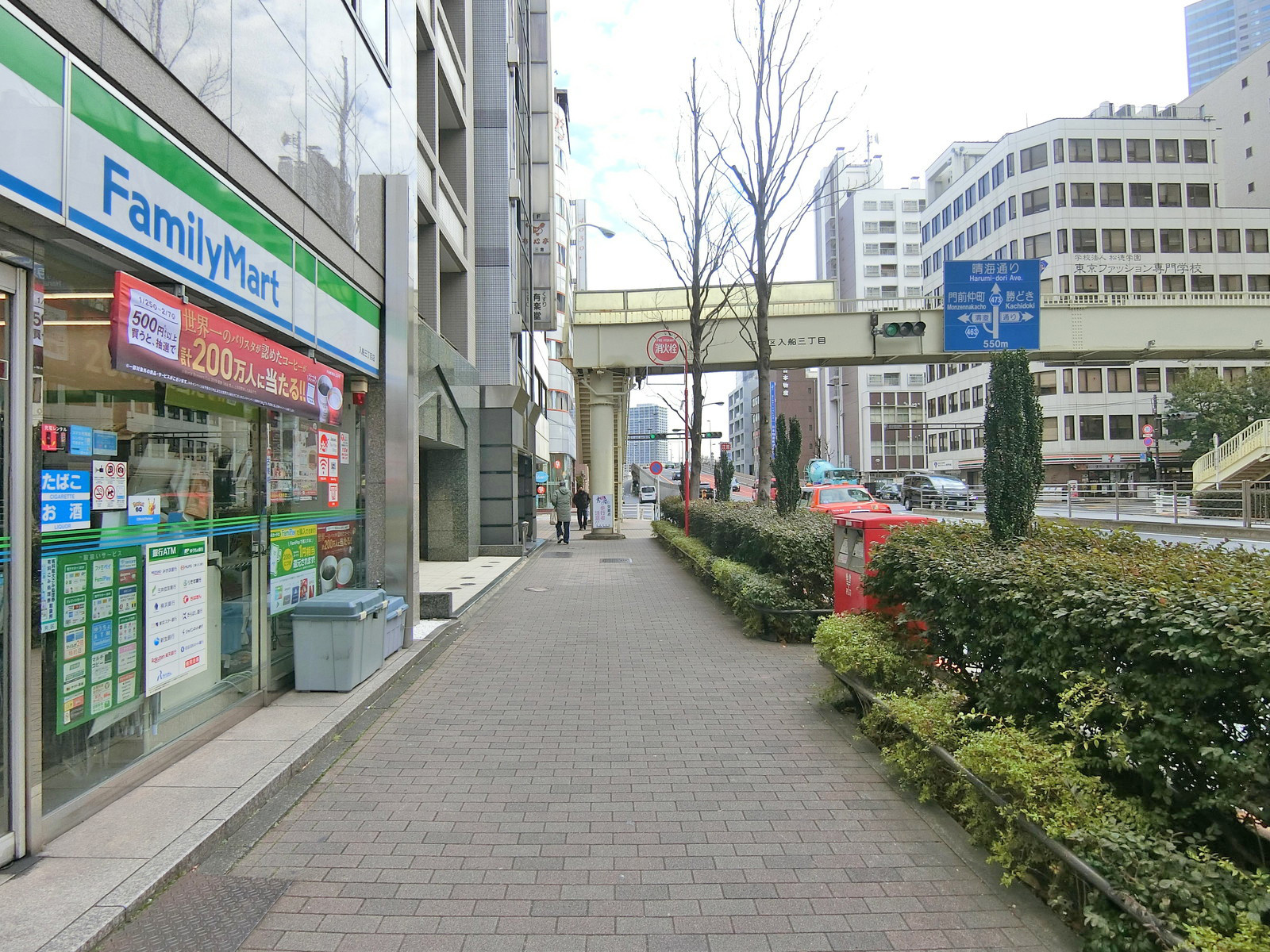 新富町ビル前面の通り
