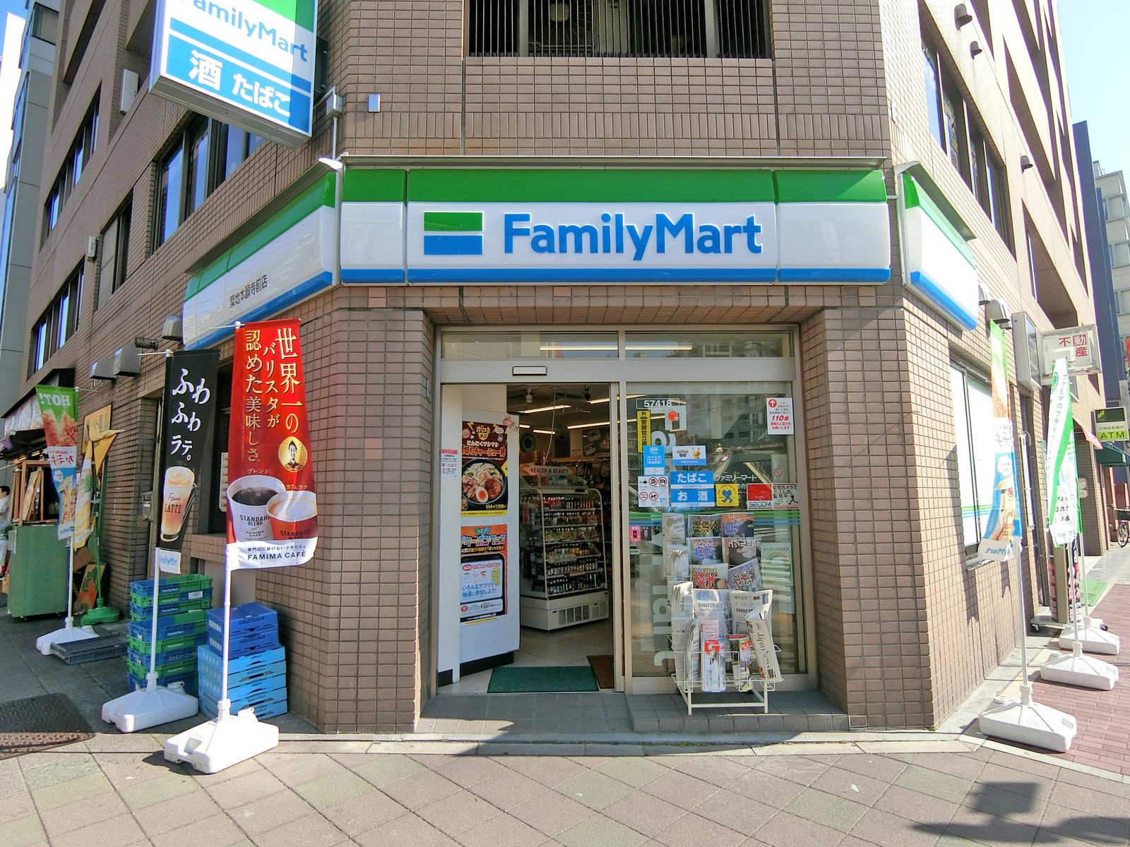 徒歩1分のファミリーマート築地本願寺前店