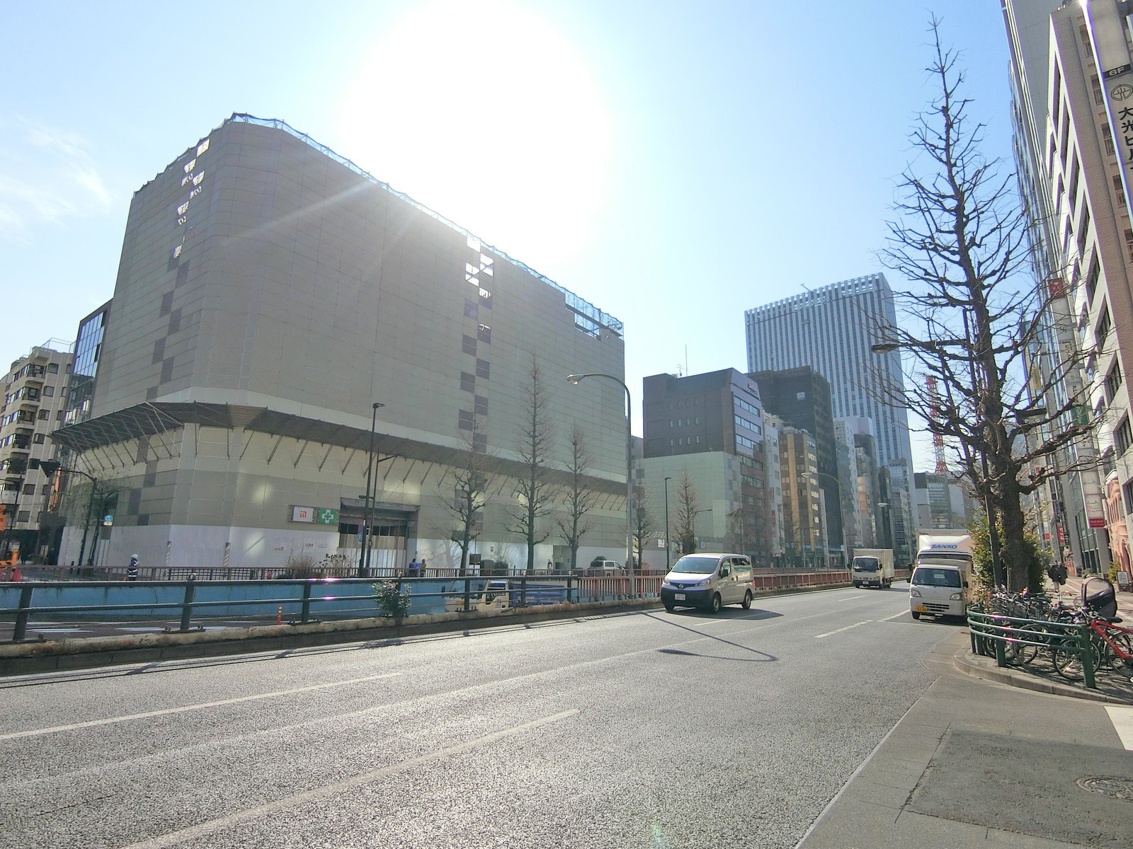昭和通り沿いに立地