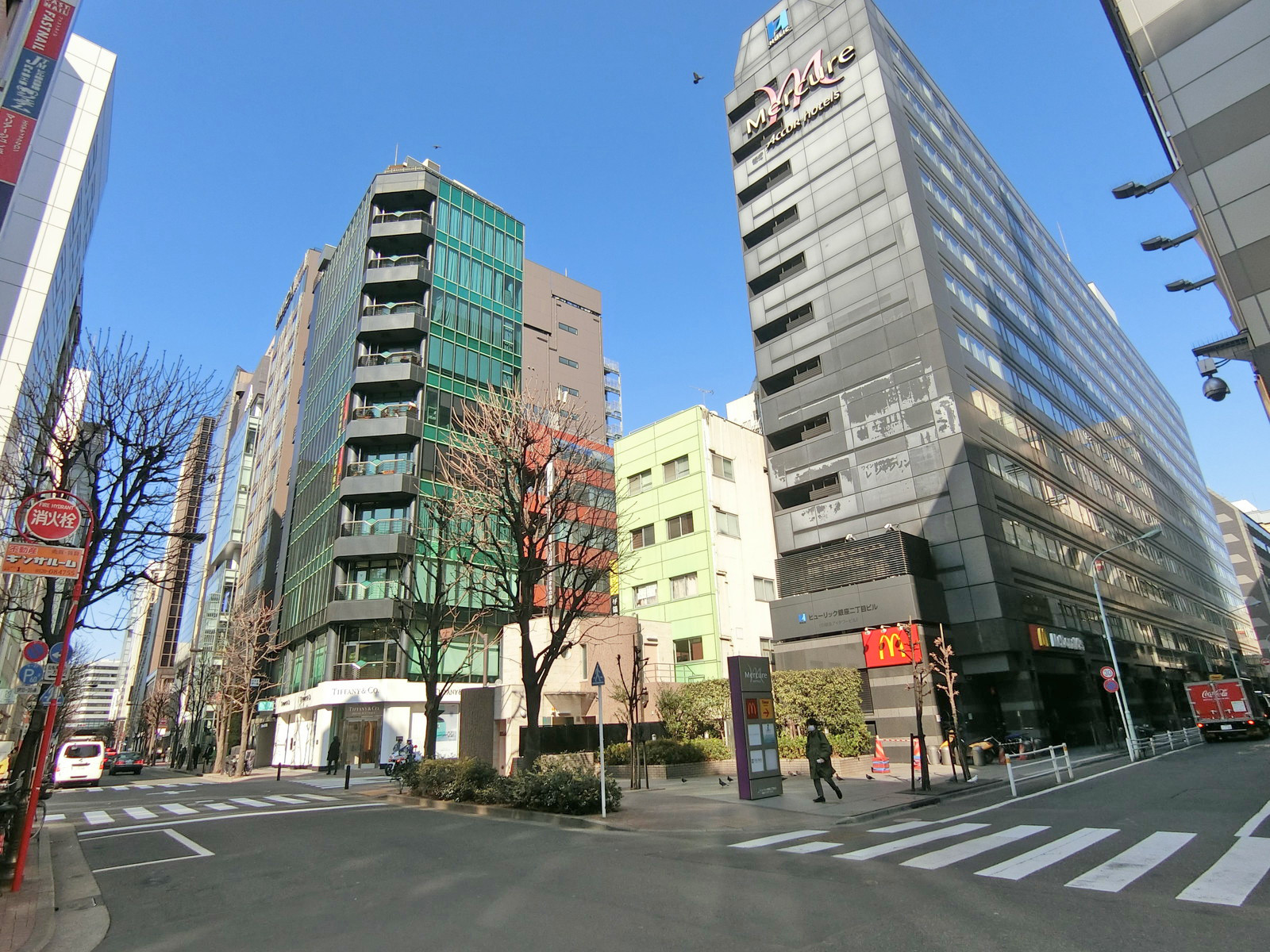 周辺はオフィスや店舗が多いエリア