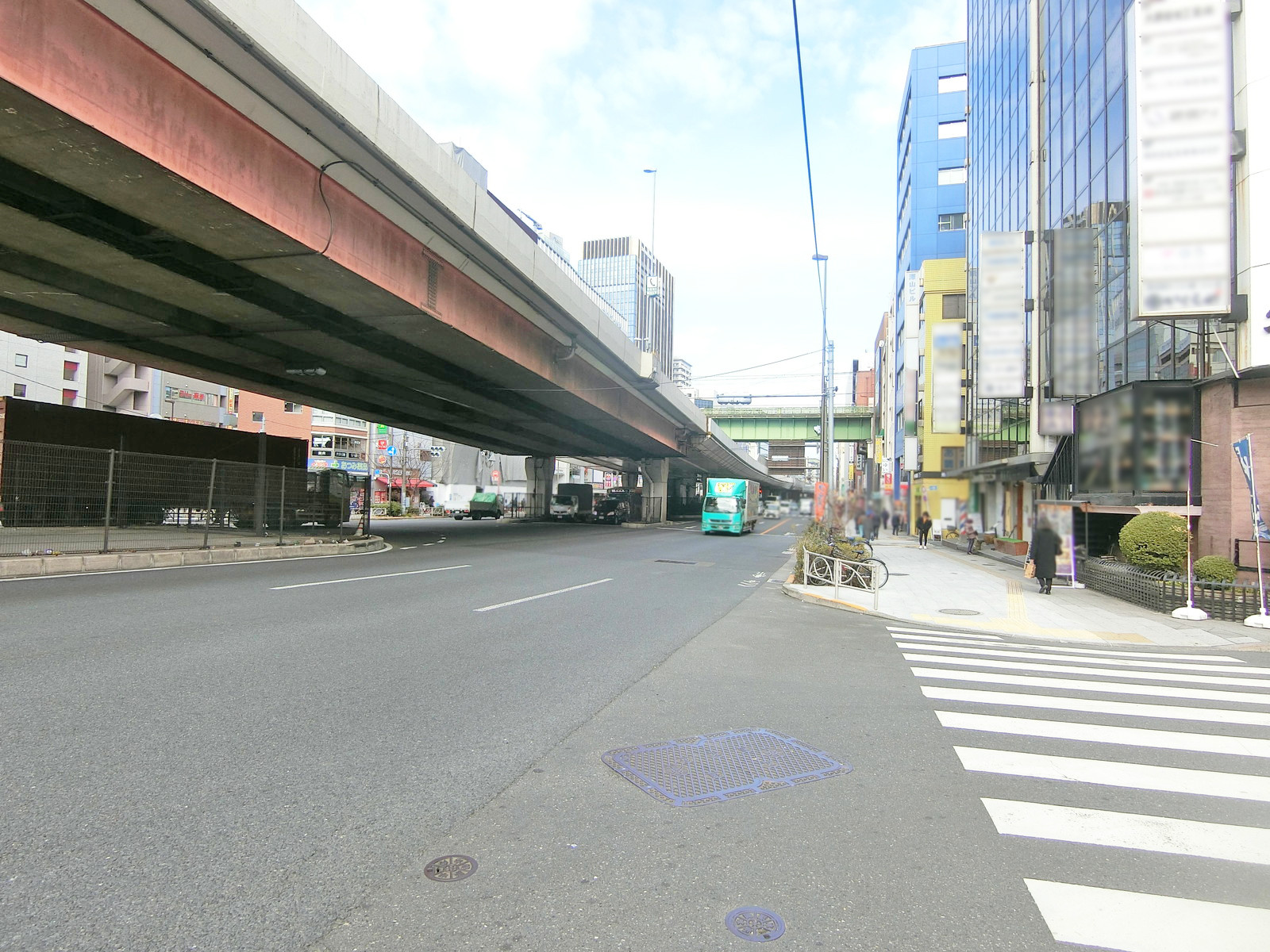 奥田ビル前面の昭和通り