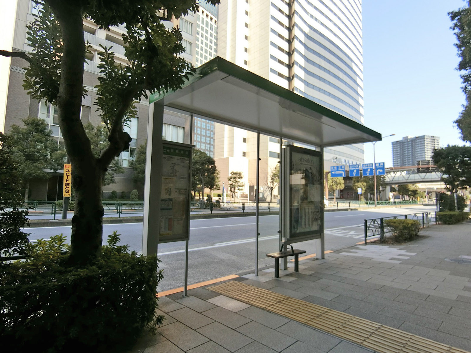 ビル前のバス停「新東海橋」