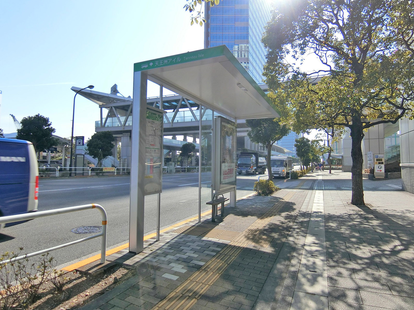 ビル前のバス停「新東海橋」