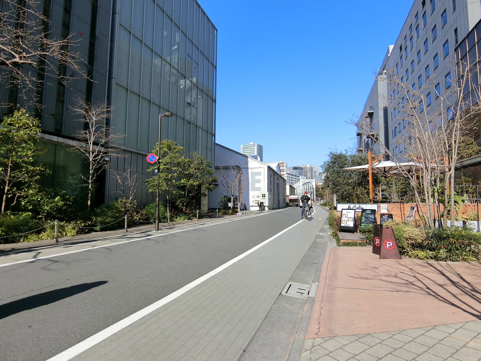 T2号事務所棟前面の通り