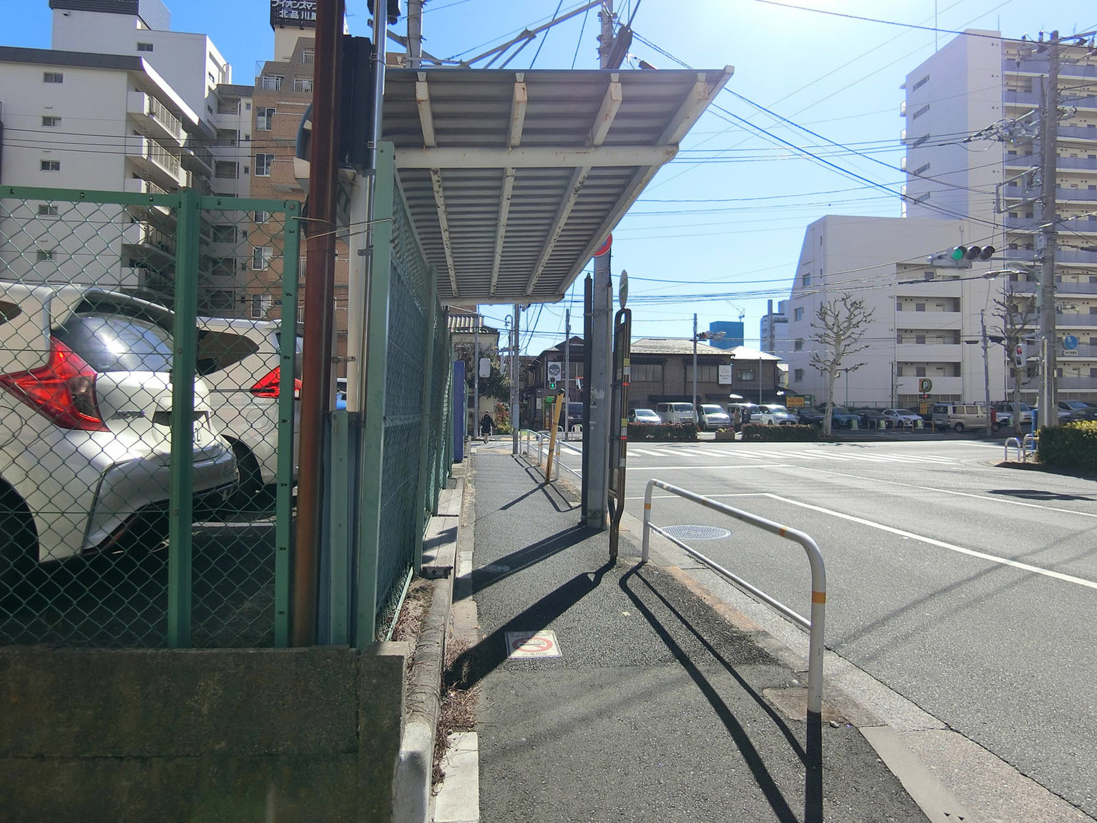 ビル前のバス停「品川車庫前」