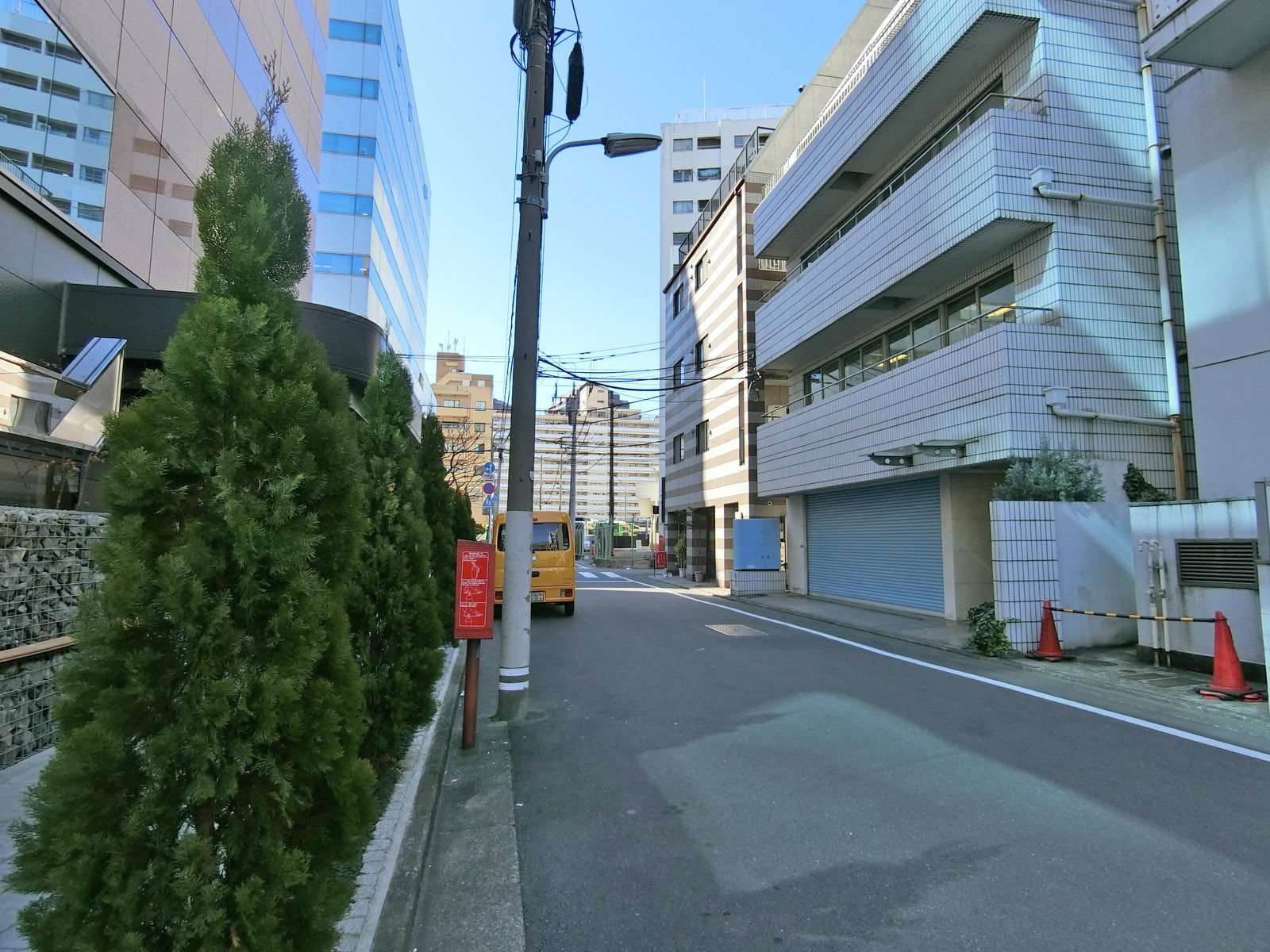 TOKYO Y.Bビル前面の通り
