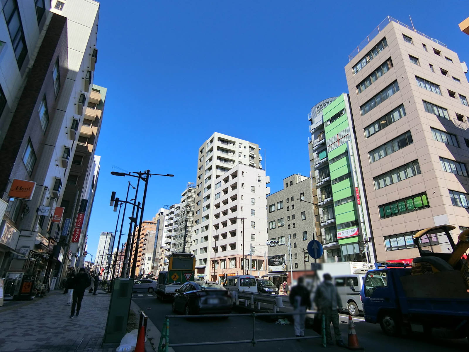 クリスタルビル前面の山手通り