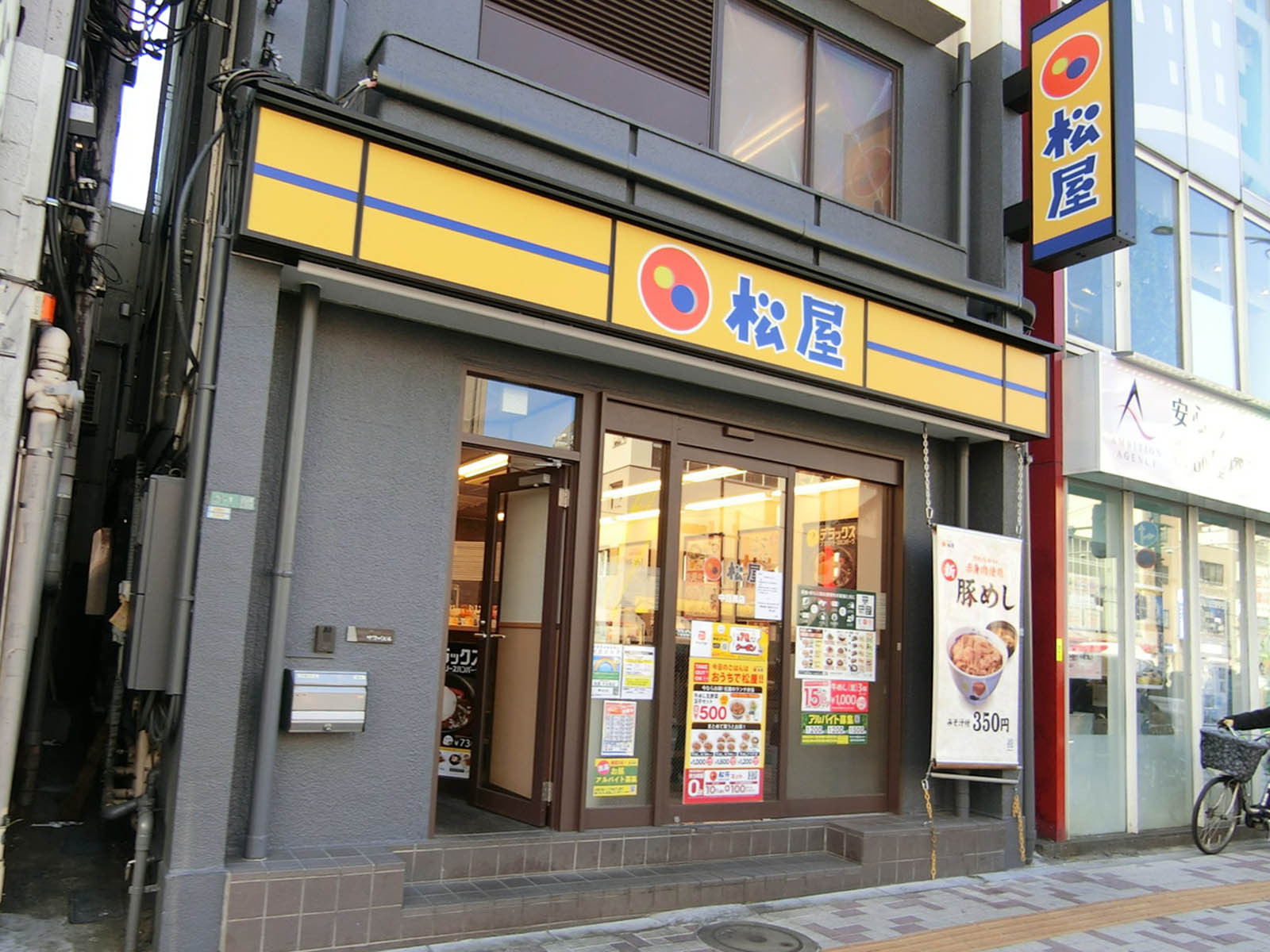 周辺は飲食店が立ち並ぶエリア