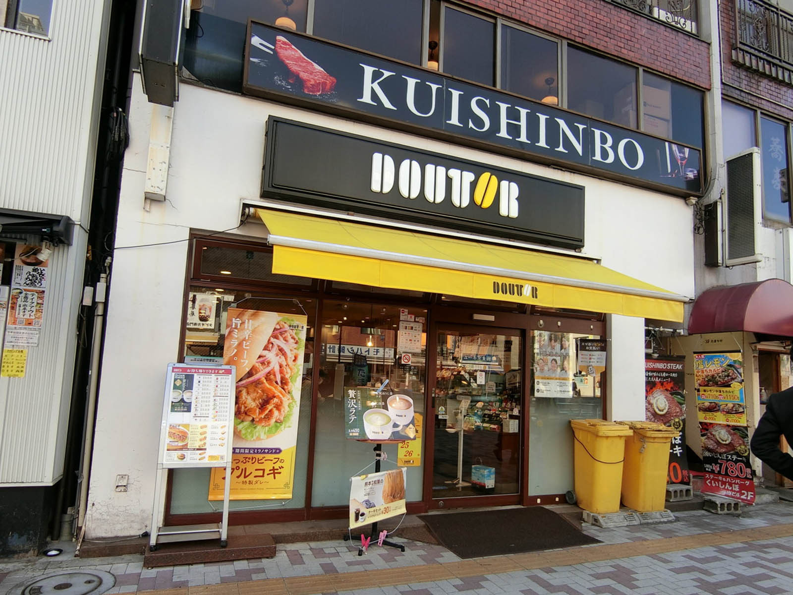 駅付近のドトールコーヒーショップ