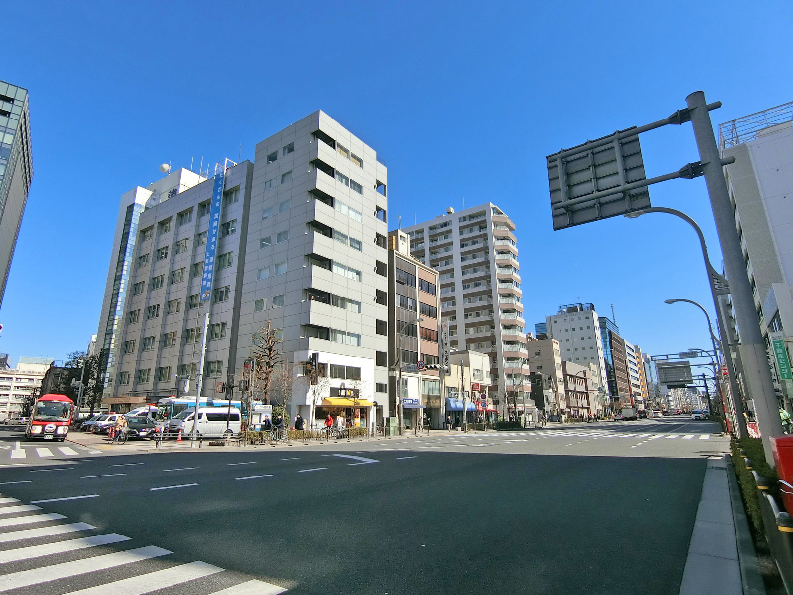 浅草通り沿いに立地