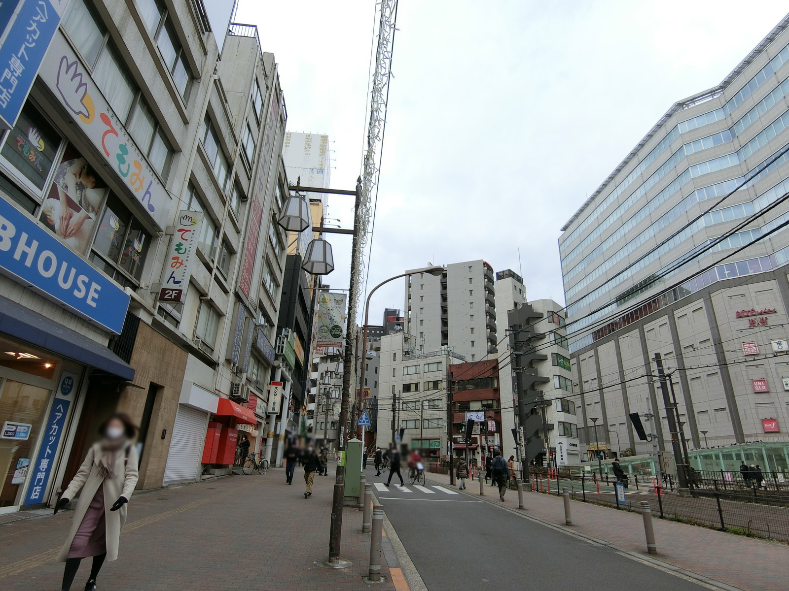 オフィスビル前面の通り