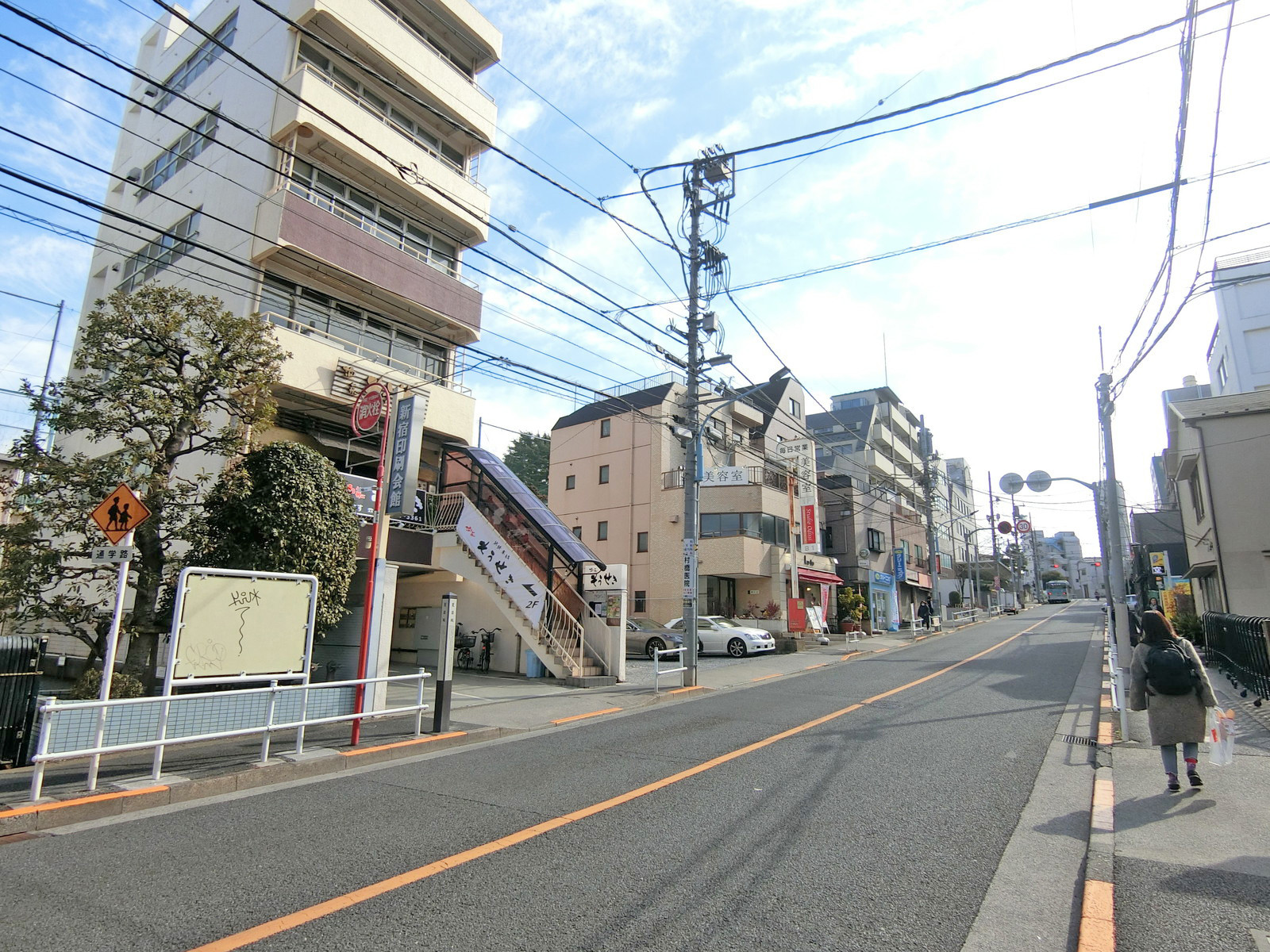 夏目坂通り沿いに立地