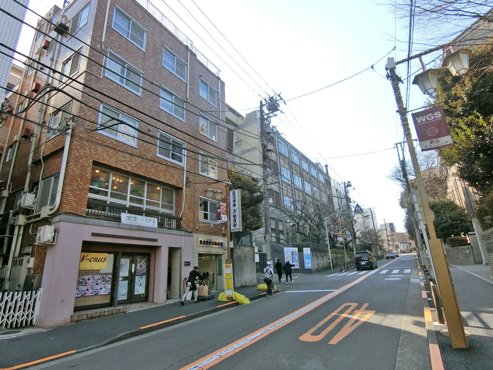 グランド坂通り沿いに立地