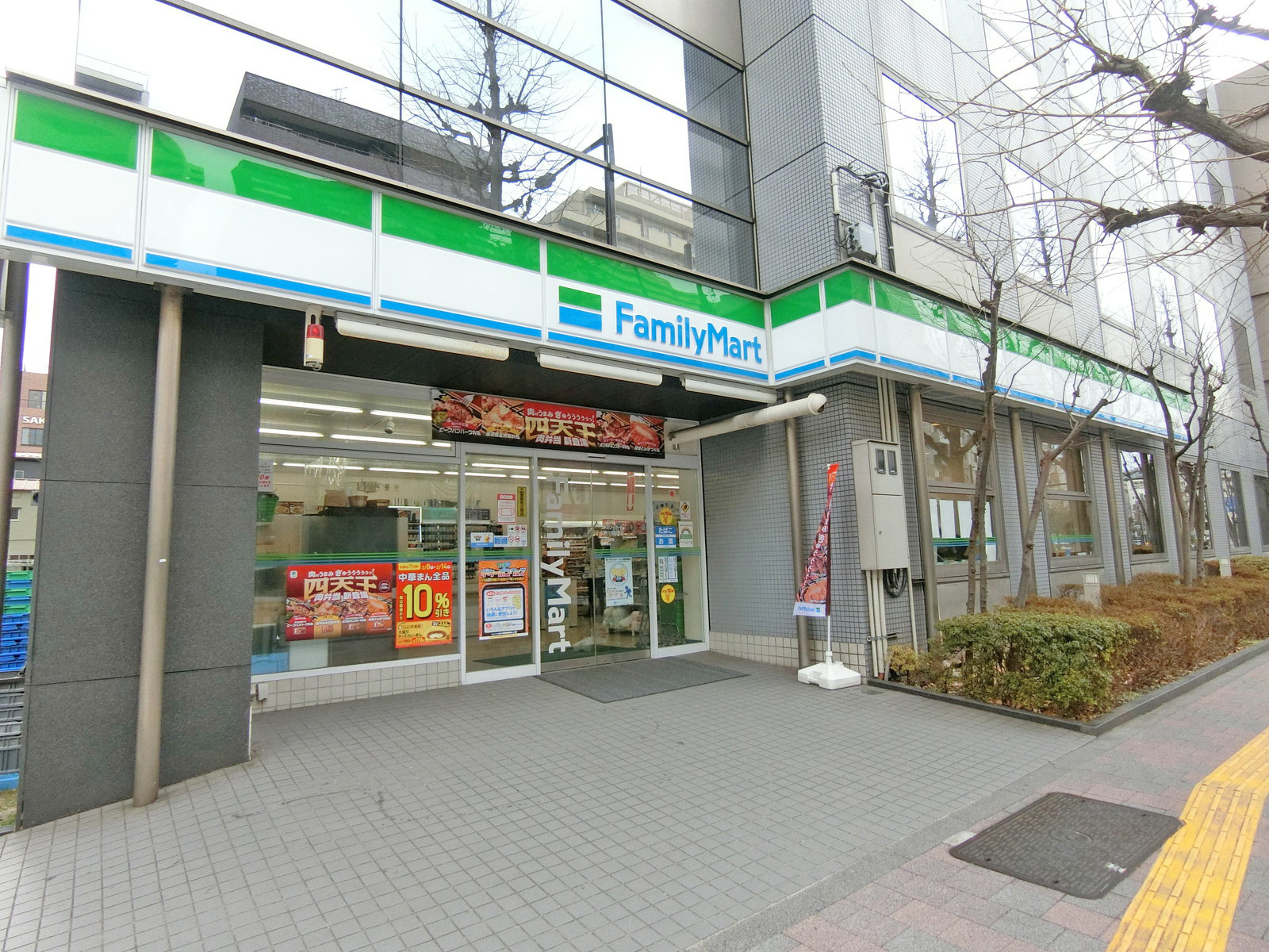徒歩2分のファミリーマート江戸川橋駅西店