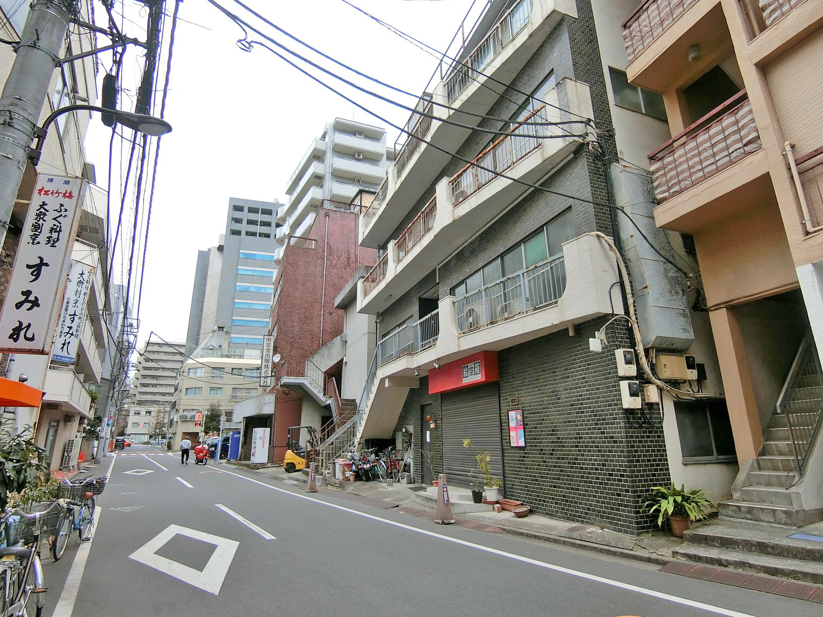 周辺はオフィスや店舗が多いエリア