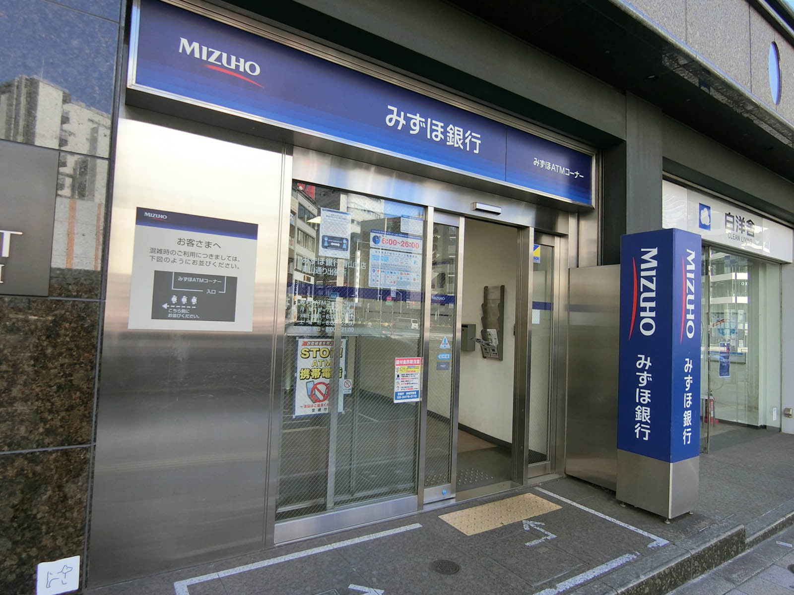 付近のみずほ銀行ATMコーナー