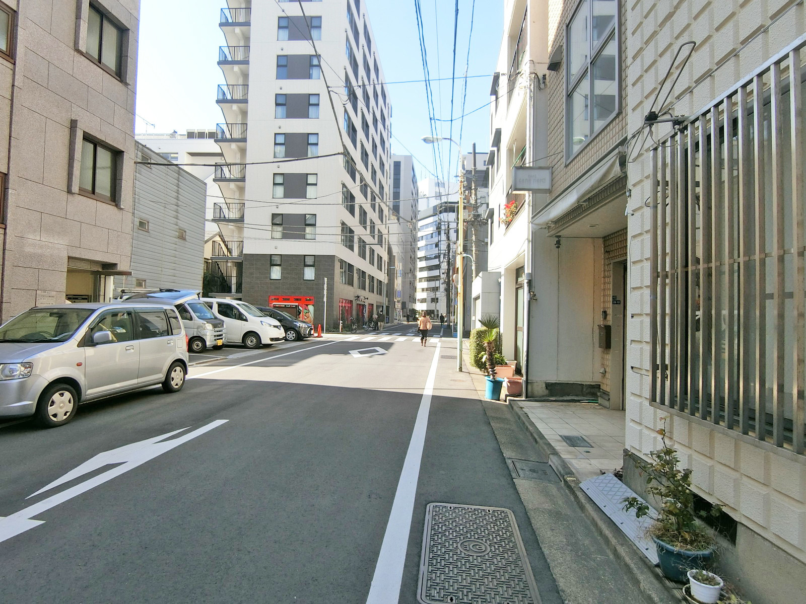 ヤマナシビル前面の通り