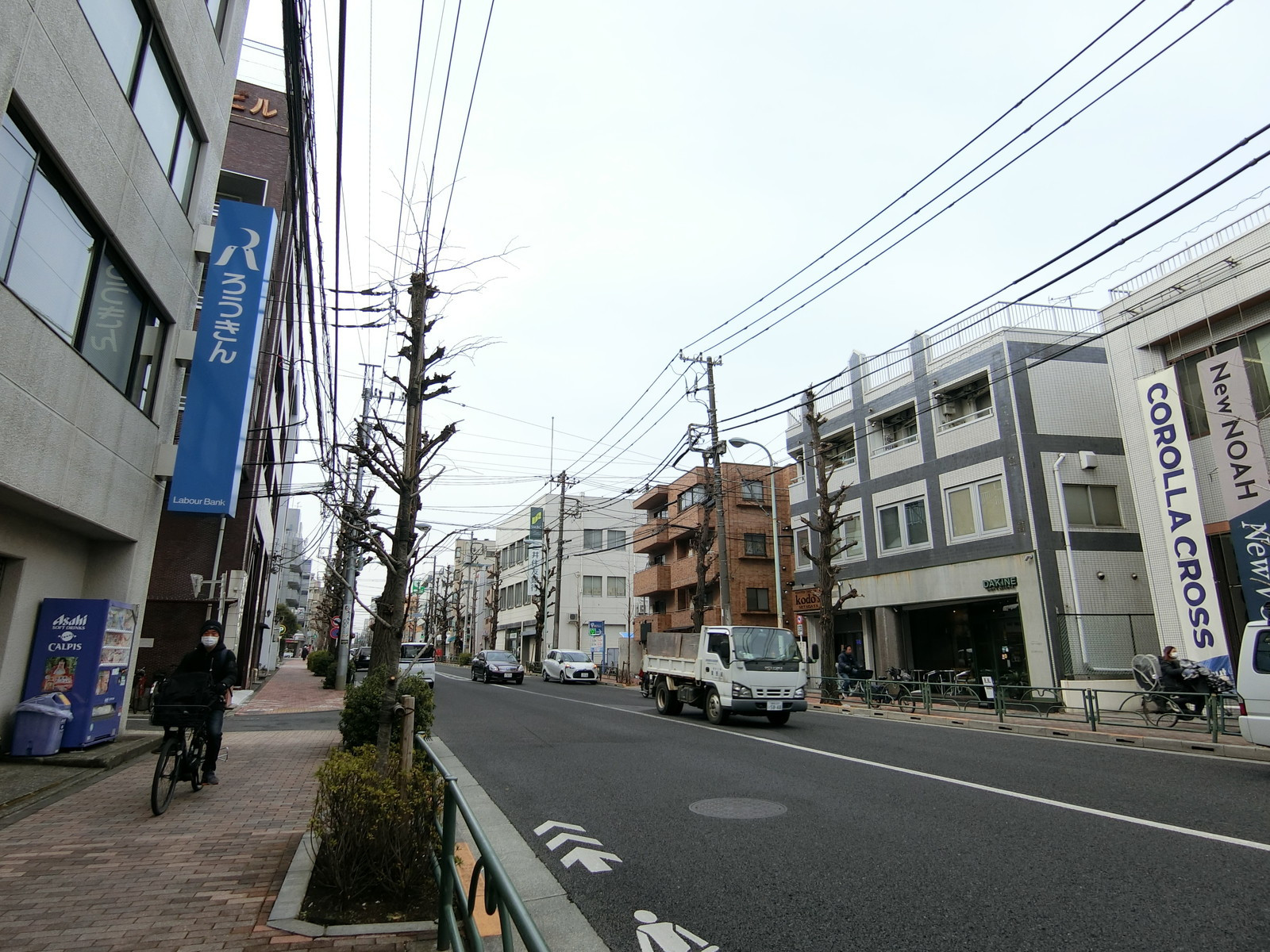オフィスビル前面の通り