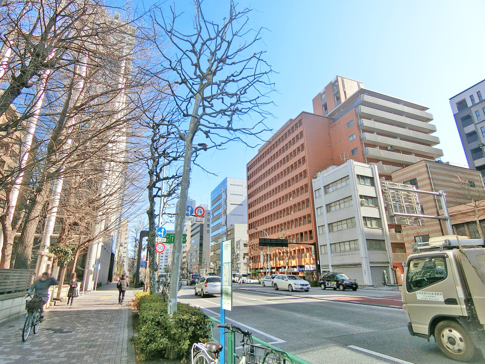 周辺はビル街