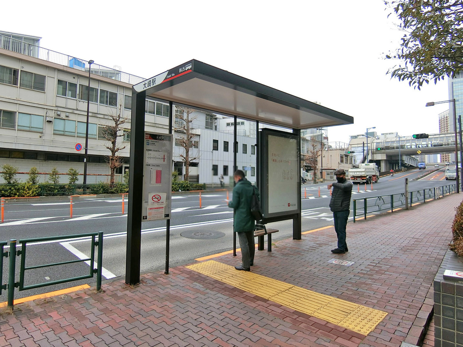 ビル前のバス停「大崎駅」