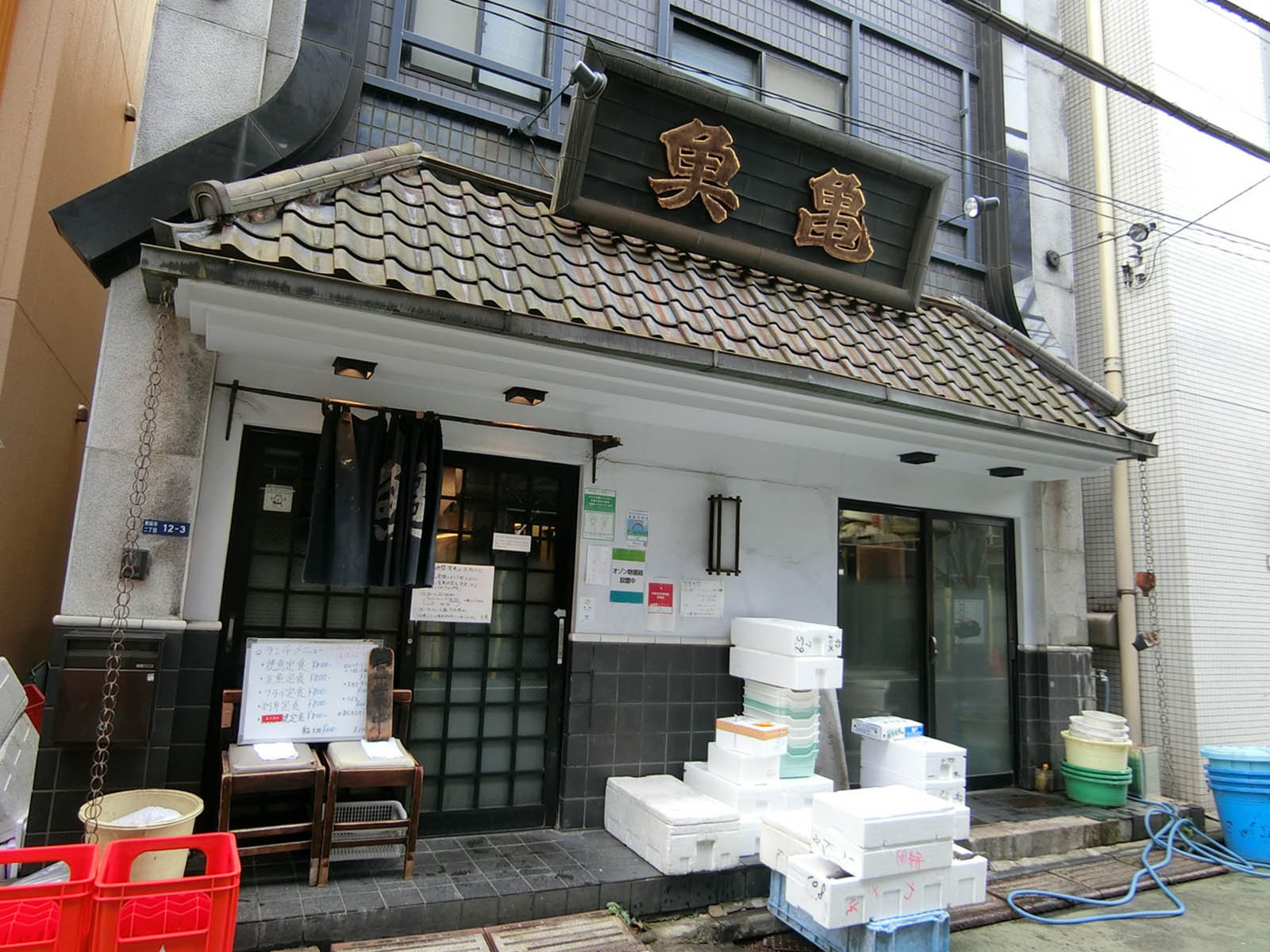 徒歩圏内には飲食店が点在