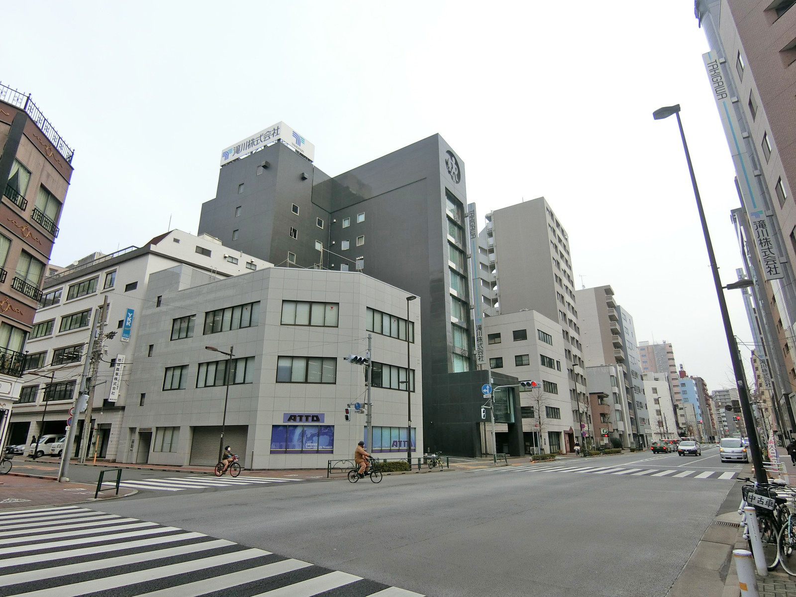 春日通り沿いに立地