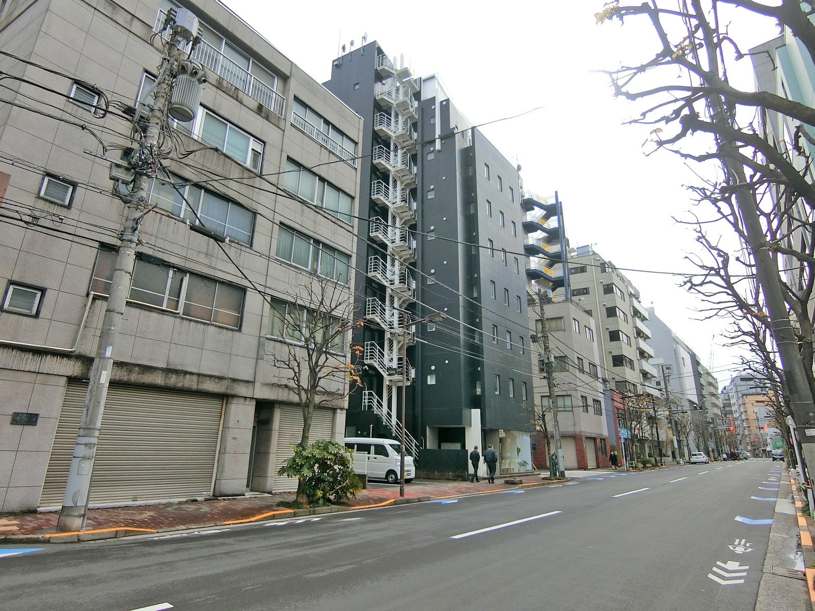 左衛門橋通り沿いに立地